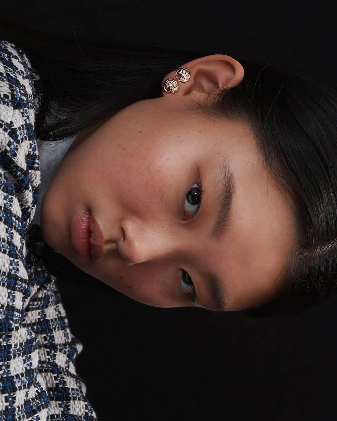 シャネルさんのインスタグラム写真 - (シャネルInstagram)「THE VOCABULARY OF STYLE REPETITION. Boldly embrace asymmetry by wearing two identical earrings on the same side.  Discover CHANEL earrings. Link in bio.  #CHANELFineJewelry #COCOCRUSH #CameliaCollection #CHANELComete @mulan_bae  The COMÈTE earrings were created based on designs by Lorenz Bäumer.」8月3日 21時02分 - chanelofficial