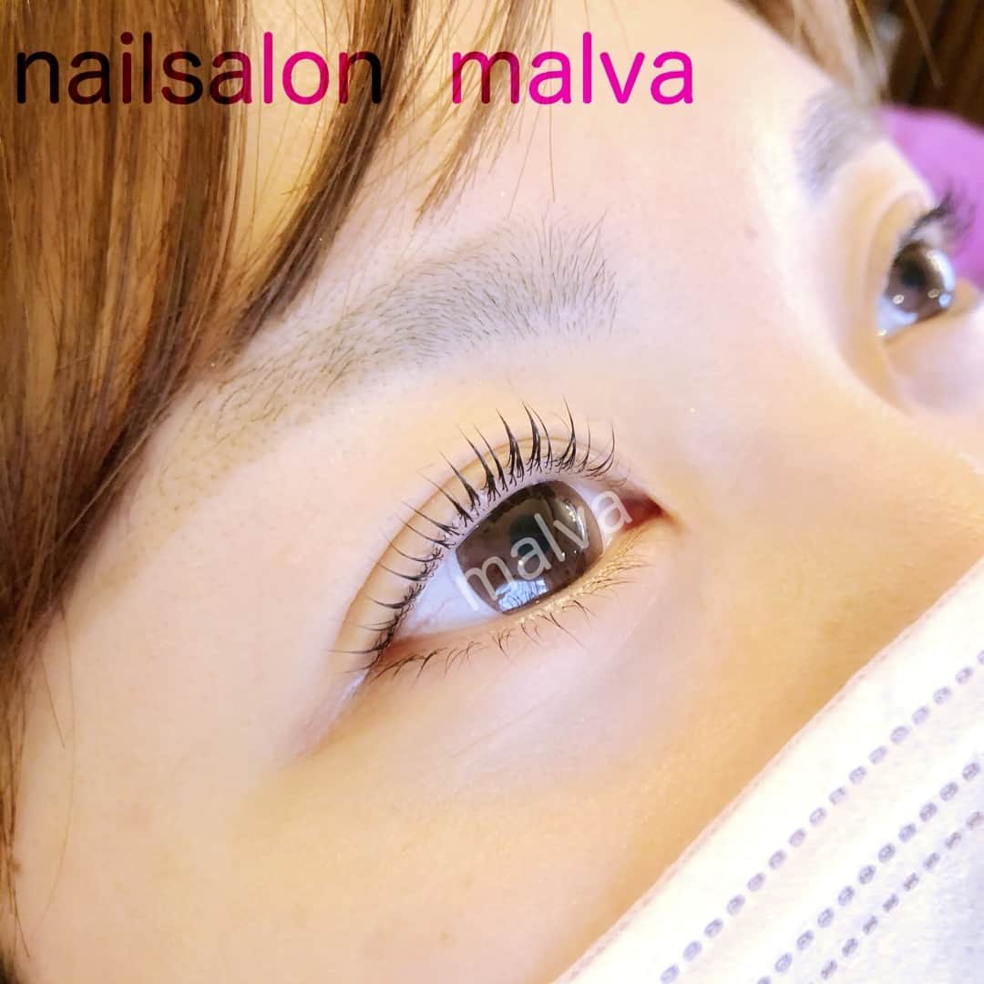 nailsalon malva（ネイルサロンマルヴァ）さんのインスタグラム写真 - (nailsalon malva（ネイルサロンマルヴァ）Instagram)「⠀ ※malvaではお客様1人﻿1人ご来店ごとにシーツを毎回変えさせていただいております☺️⠀ ﻿何時にご来店いただいてもオープン1番目のお客様と同じ環境です💡⠀ ⠀ ⠀ 持続力の良さとカールの立ち上がりが好評です💖⠀ リピート率が高いメニューです✨⠀ ⠀ 360度どこから見ても綺麗なまつ毛✨⠀ ⠀ ⠀ ⠀ ⠀ ※ただ今新型コロナウイルス感染者数が急増しておりますが、厳しい来店規約と万全の感染対策（詳細はHPに全て掲載）をしておりますので、⠀﻿⠀ ご覧になった上で来店可能かどうかご確認の上ご予約お願い致します🙇‍♀️⠀﻿⠀ ⠀ ⠀ 〜𝐬𝐰𝐢𝐩𝐞で動画もご覧ください〜⠀ ⠀ ♥ ♥ ♥ ♥ ♥ ♥ ♥ ♥ ♥ ♥ ♥ ♥ ♥⠀ ⠀ 𝐧𝐚𝐢𝐥𝐬𝐚𝐥𝐨𝐧 𝐦𝐚𝐥𝐯𝐚⠀ ⠀ ⠀ ご予約・お問い合わせ⠀ LINEからお願いします⠀ LINE ID→《@malvaで検索🔍》⠀ ⠀ まつげメニュー・料金表は⠀ プロフィールにある⠀ HPからご覧ください✯*･ :.｡⠀ ⠀ ⠀ #malvaアイラッシュ#アイラッシュ#malva#マツエク#まつえく#メイク#美容#eyelashes#eye#まつげエクステ#まつエク#nail#eyelash#アイリスト#アイメイク#ネイル#beautysalonmalva#アイリスト募集#makeup#まつ毛カール#まつげカール#beauty#fashion#cosmetics#まつげ美容液#春メイク#エニシーグローパック正規取扱店#エニシーグローパック #リアムール正規取扱店#エキスパートローション」8月3日 21時03分 - malva_nail