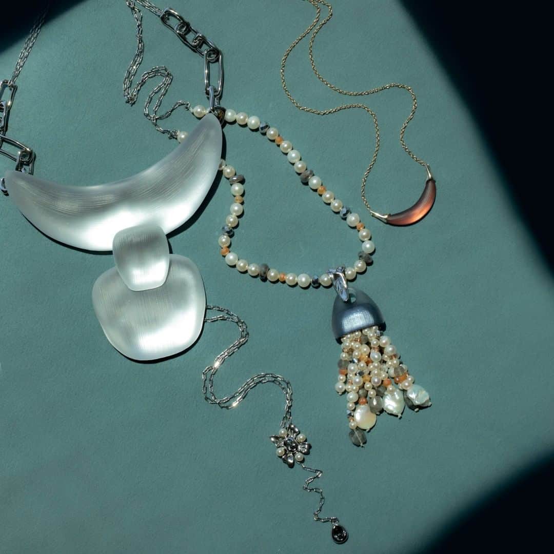 のインスタグラム：「ASK IG: Statement Necklaces or Dainty Necklaces?」