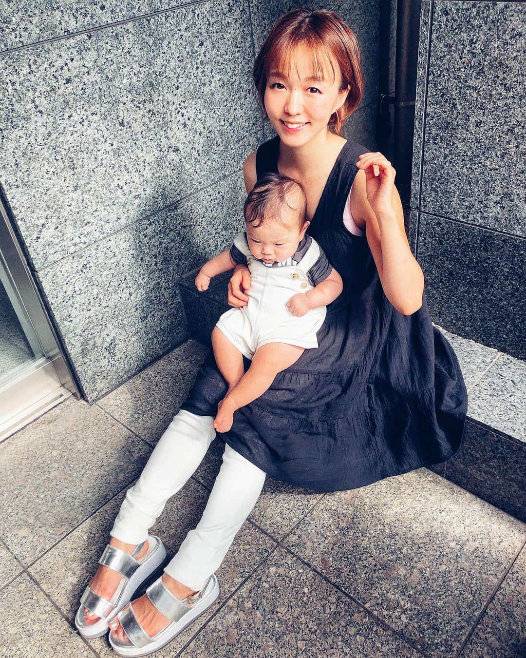 関口未来さんのインスタグラム写真 - (関口未来Instagram)「148㎝ママ　リンクコーデ♡ 私が経営している子供服ショップ @puppe__shop の白のデニムサロペットと、白のデニムでリンクコーデ💗 あれ？前にも似たような…って思った方…数日前にブルーのデニムサロペットと、色違いのワンピでリンクコーデしています🤣  黒のチュニックワンピは授乳ワンピで　@chocoa_official   暑くて息子の髪型が温水さんみたいになっております…  デニム　@uniqlo shoes  @outletshoes_official   #ママコーデ #男の子ママ  #新米ママ #新米ママと繋がりたい  #産後6ヶ月  #男の子baby  #chocoa #授乳ワンピ #ベビーコーデ #おしゃれさんと繋がりたい  #outletshoes_life  #アウトレットシューズ #boymom  #読モ #outletshoes #今日のコーデ #ootd #コーディネート #mamagirl #puppe #たまひよメイト #たまひよ公式グラマー  #読者モデル #おちびコーデ  #148cmコーデ  #親バカ部  #低身長コーデ #フォロワー募集中　 #男の子コーデ #ベビー服」8月3日 21時05分 - miki.sekiguchi_x