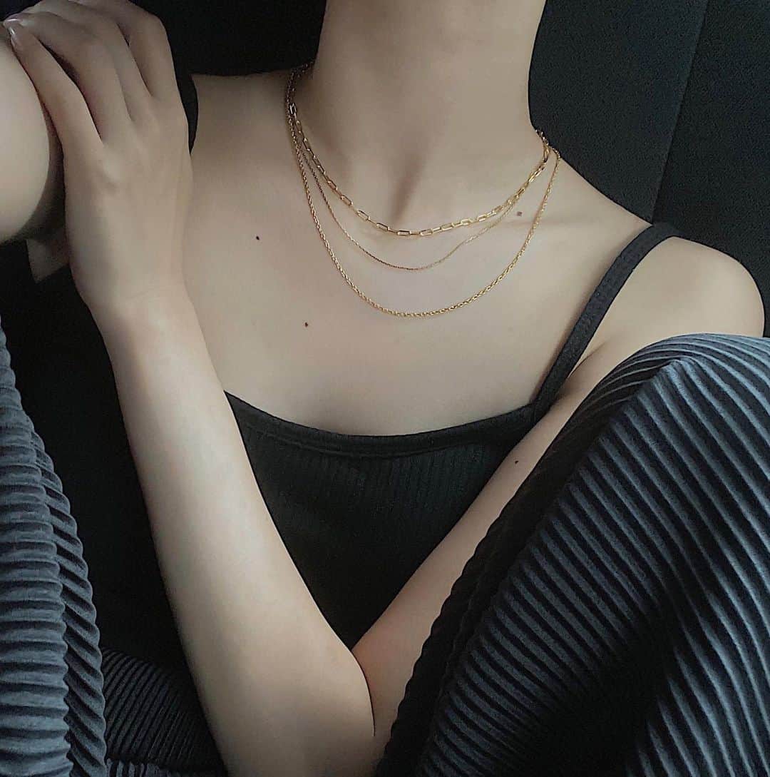 影山可蓮のインスタグラム：「・ ・ #simple ⛓ ・ ・ Black codeに華奢なネックレス、贅沢な3つセット🍡✌🏼 それぞれ細くて繊細なデザインやから大人っぽくて良きです◎ ・ ・ Necklace @gray____accessories  ・ #minimalstyle #minimalfashion #classicstyle #simpleoutfit #everydaylook」