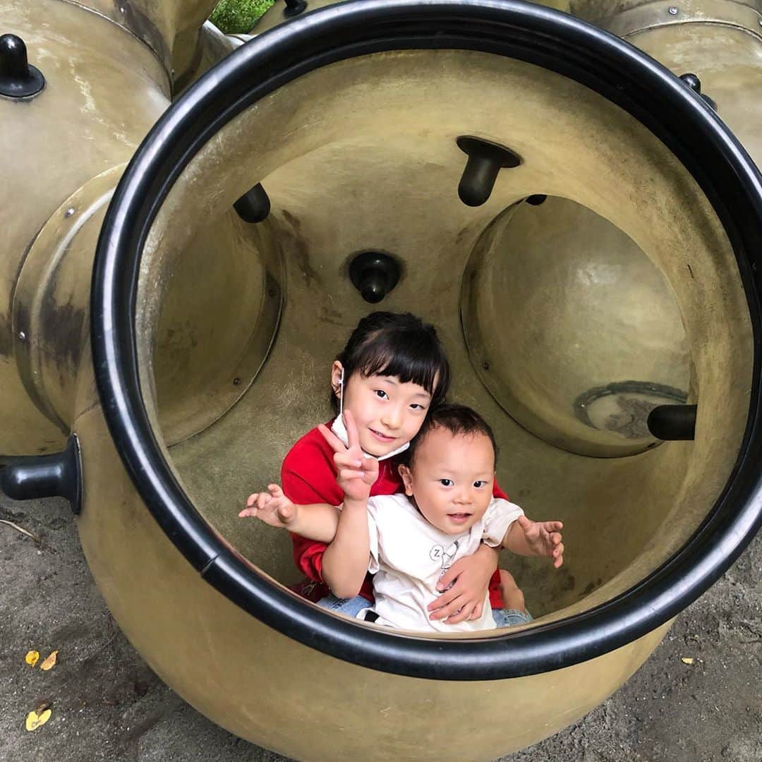 江原千鶴（エハラチヅル）さんのインスタグラム写真 - (江原千鶴（エハラチヅル）Instagram)「みうはお世話をしてくれるお姉ちゃん。 ふうは遊んでくれるお姉ちゃん。 おとは喧嘩もできるお姉ちゃん。  #エハラ4姉弟  #末っ子長男姉三人  #4人兄弟  #公園 #夏休み」8月3日 21時05分 - eharachizuru