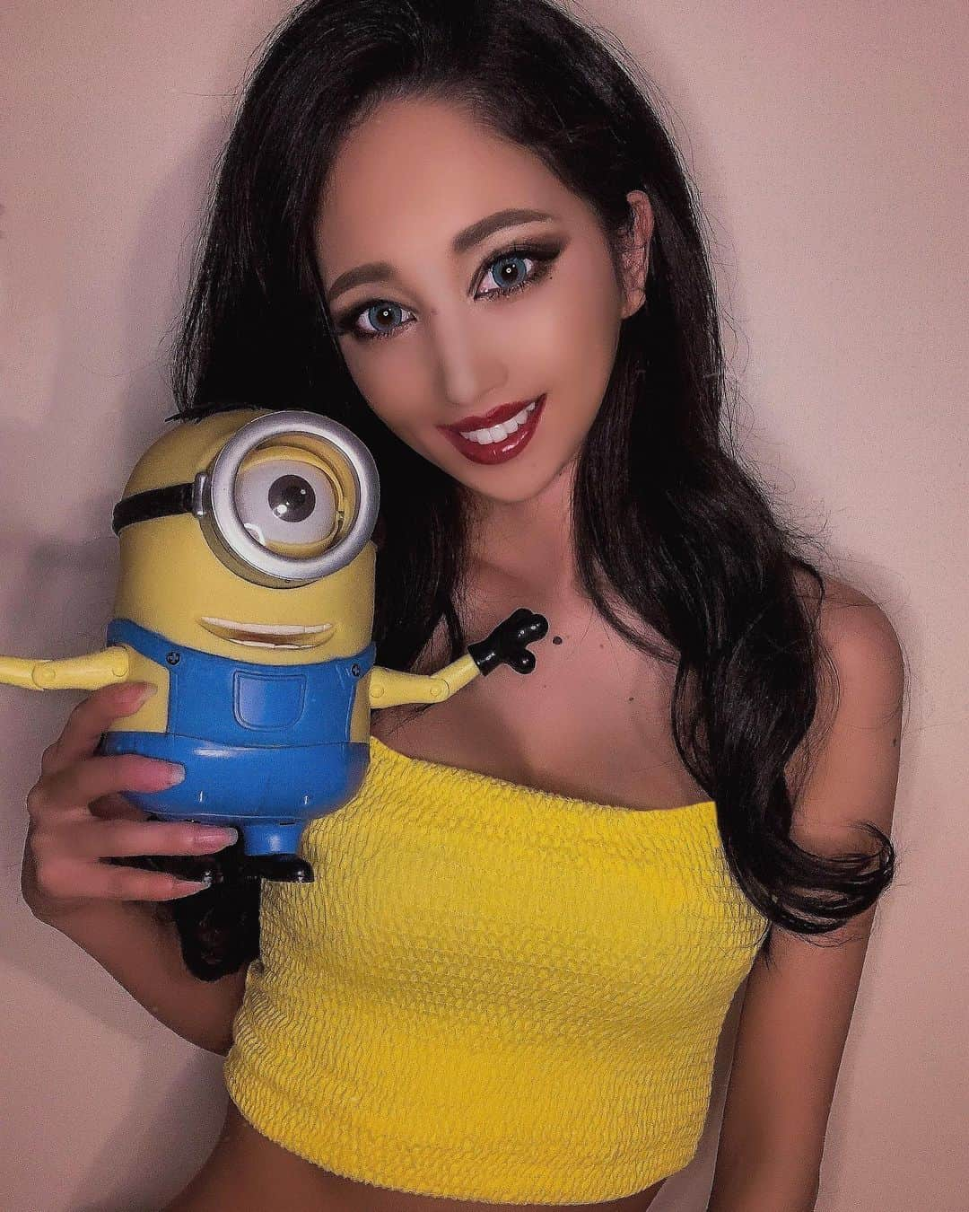 okamotosayaka のインスタグラム：「🍌💛💛 . . . . . . . . . #minions#minion#makeup#redlip#hairstyle#longhair#fashion#code#maccosmetics#yellow#blackhair#ミニオン#ミニオンズ#スチュアート#ファッション#ヘアスタイル#黒髪#黒髪ロング#ロングヘア#巻き髪#ベアトップ#イエロー#メイク#黒肌#日焼け#夏コーデ#かきあげ前髪#日焼け女子#小麦肌#今日のコーデ」