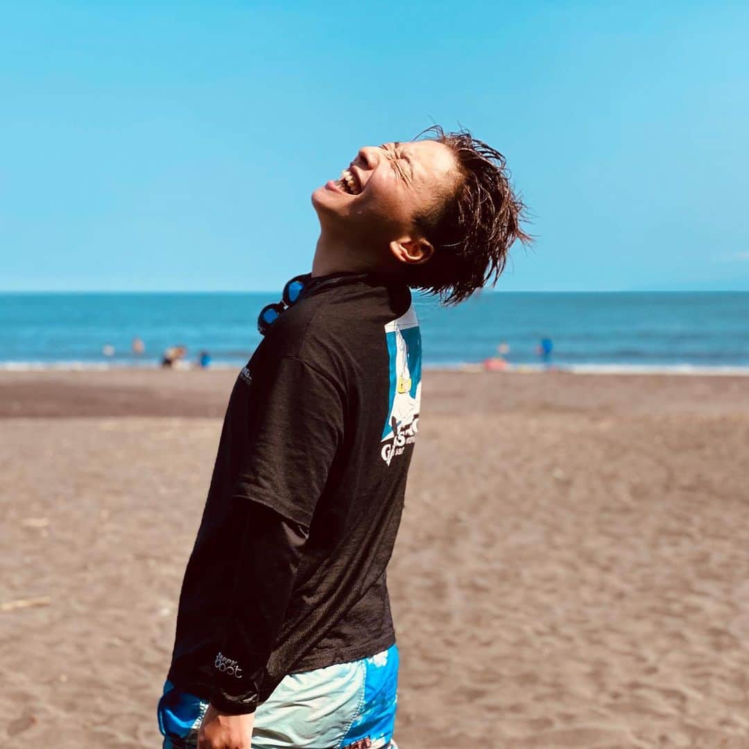 ひなたのインスタグラム：「待って。また通りすがりに海あった。 からチャプチャプしてきたよ♡  てかさ、今日の月みた？ めっちゃ綺麗くなかった？  あなたに言わせて。  『月が綺麗ですね。』  さ、どう返す？」