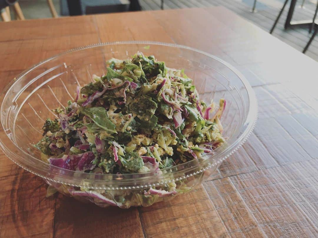 堀有里のインスタグラム：「今日のLunchは久々にチョップドサラダ食べました🥗 一時期こればっかり食べてた🤤 テラス席で気持ち良かった〜💓 スパイシーブロッコリーは思ったよりスパイシーでした🥦  口内炎3つなくなるといいな🥺  #サラダ　#salada #lunch #instafood #clispsaladworks  #野菜　#🥗　#久々のサラダ　#美味しい」