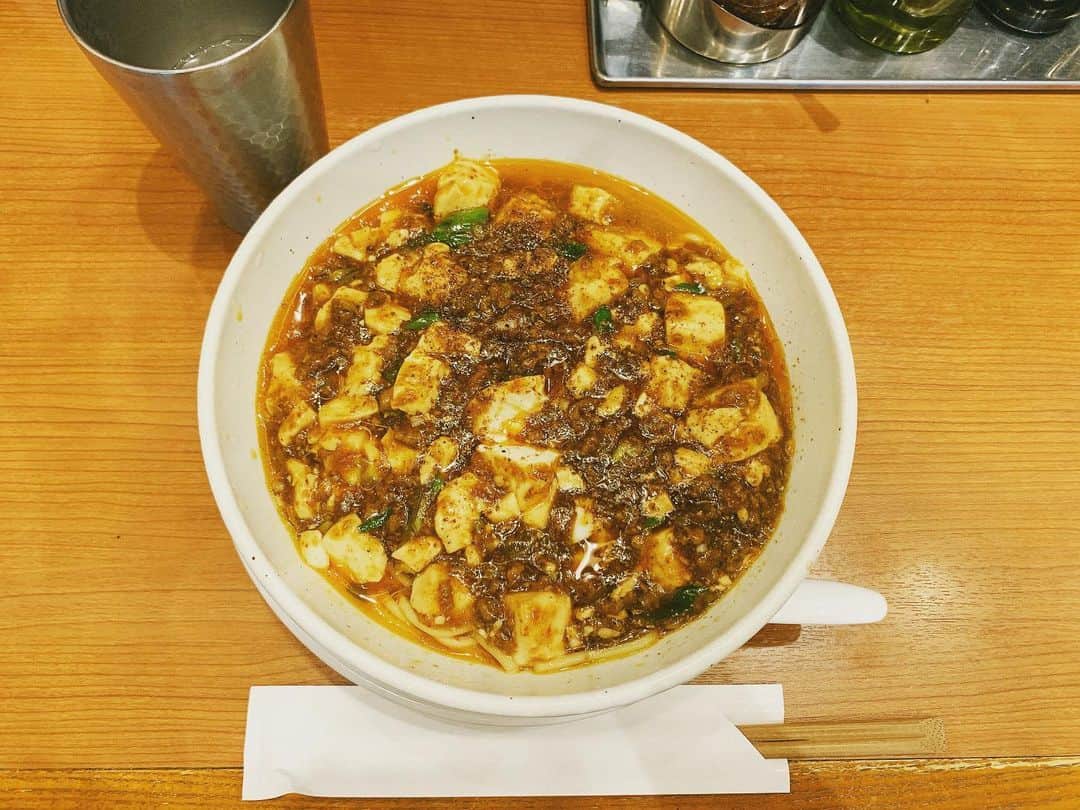 由井香織のインスタグラム：「表参道ヒルズにある、山椒の辛さがピリピリ美味しいラーメン屋さん。 辛くてずっと痺れてるけど病みつきになる味でした😆山椒って美味しいよね🥰 . . しびれそば✨蝋燭屋🍴 . . #らーめん #ラーメン #中華そば #つけ麺 #ラーメン部 #ラーメン倶楽部 #麺スタグラム #ラーメンパトロール #ラーメンインスタグラマー #インスタ映え#辛い #ramen #noodles #ramennoodles #foodporn #instafood #instagood #yummy #beautiful #lunch #tokyo #昼食 #夕食 #料理 #美味しい #東京 #東京グルメ #東京ランチ　#蝋燭屋　#表参道」