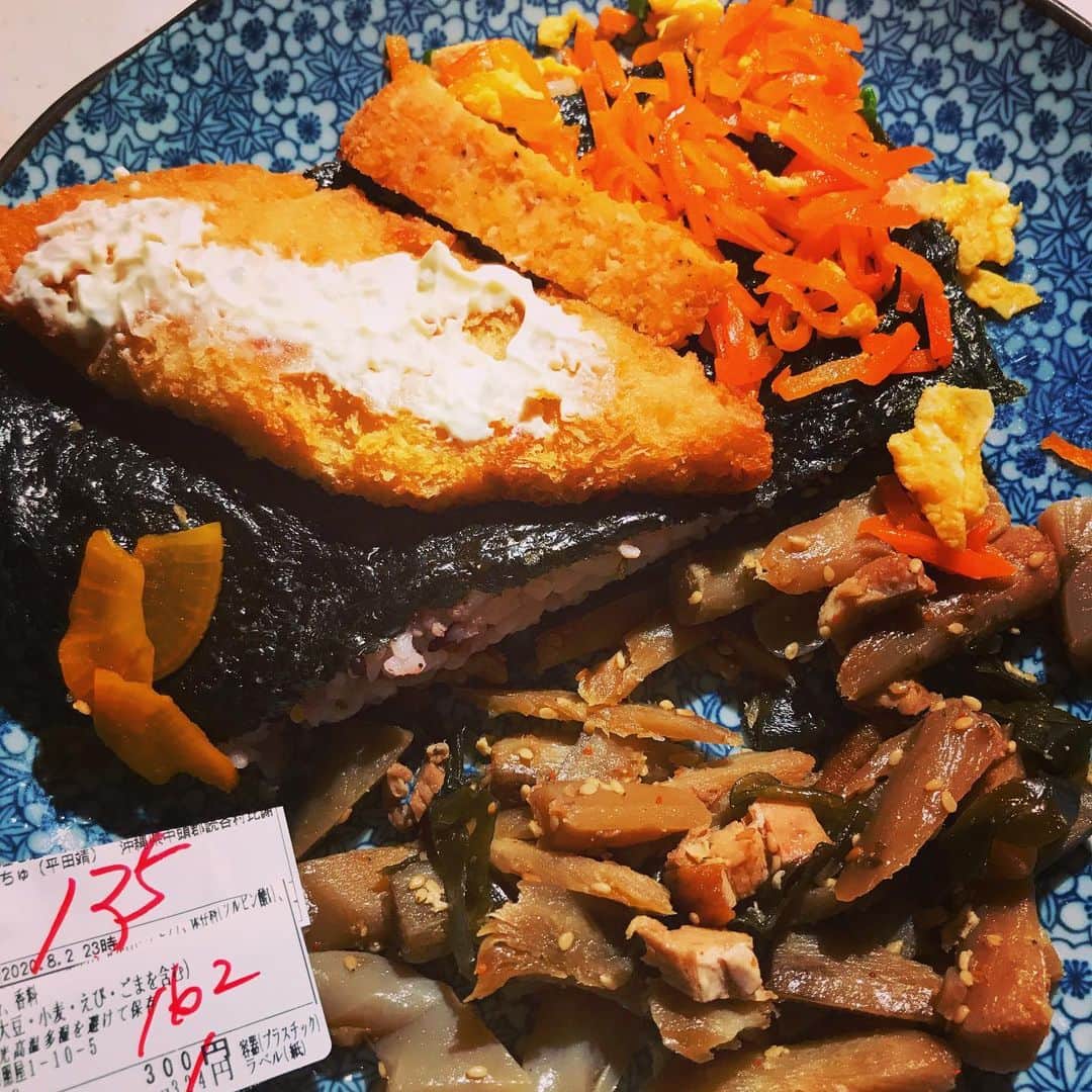 MOOMINのインスタグラム：「本日の晩ごはん のり弁当にきんぴらゴボウ 合計で297縁なり〜♪ プラスチックの入れ物だと味気ないので お皿に移してみました。 いただきます！ #恒例の半額弁当」