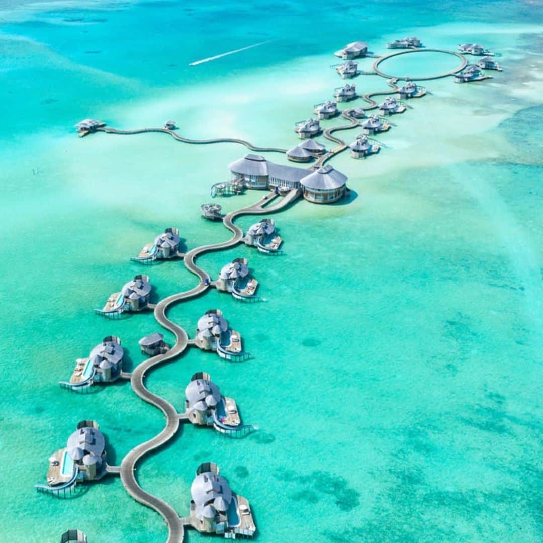 ボビー・ブラウンのインスタグラム：「Dreaming of a perfectly social distancing vacation. #wearyourmask」