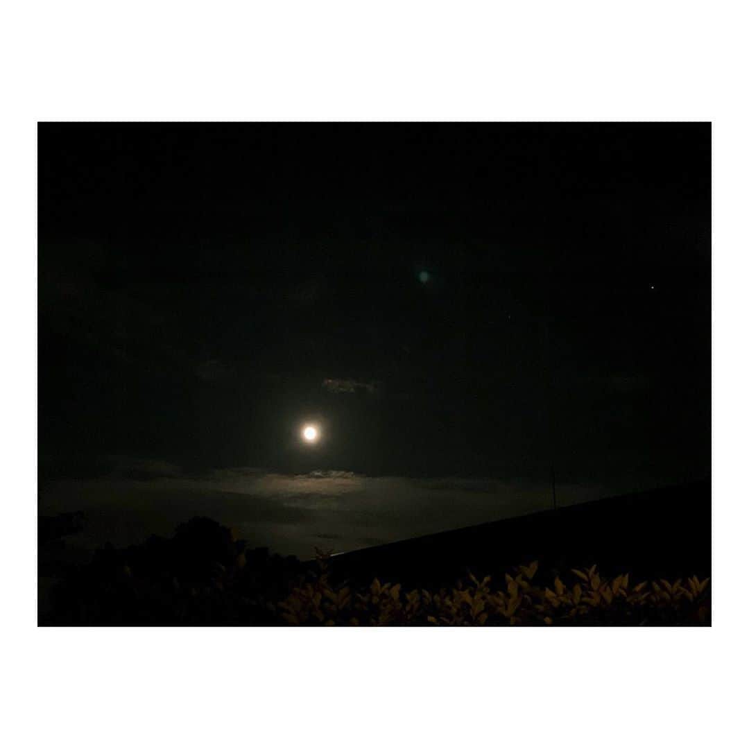 辺見えみりさんのインスタグラム写真 - (辺見えみりInstagram)「家から見える月 綺麗だなぁ…」8月3日 21時17分 - emiri_hemmi