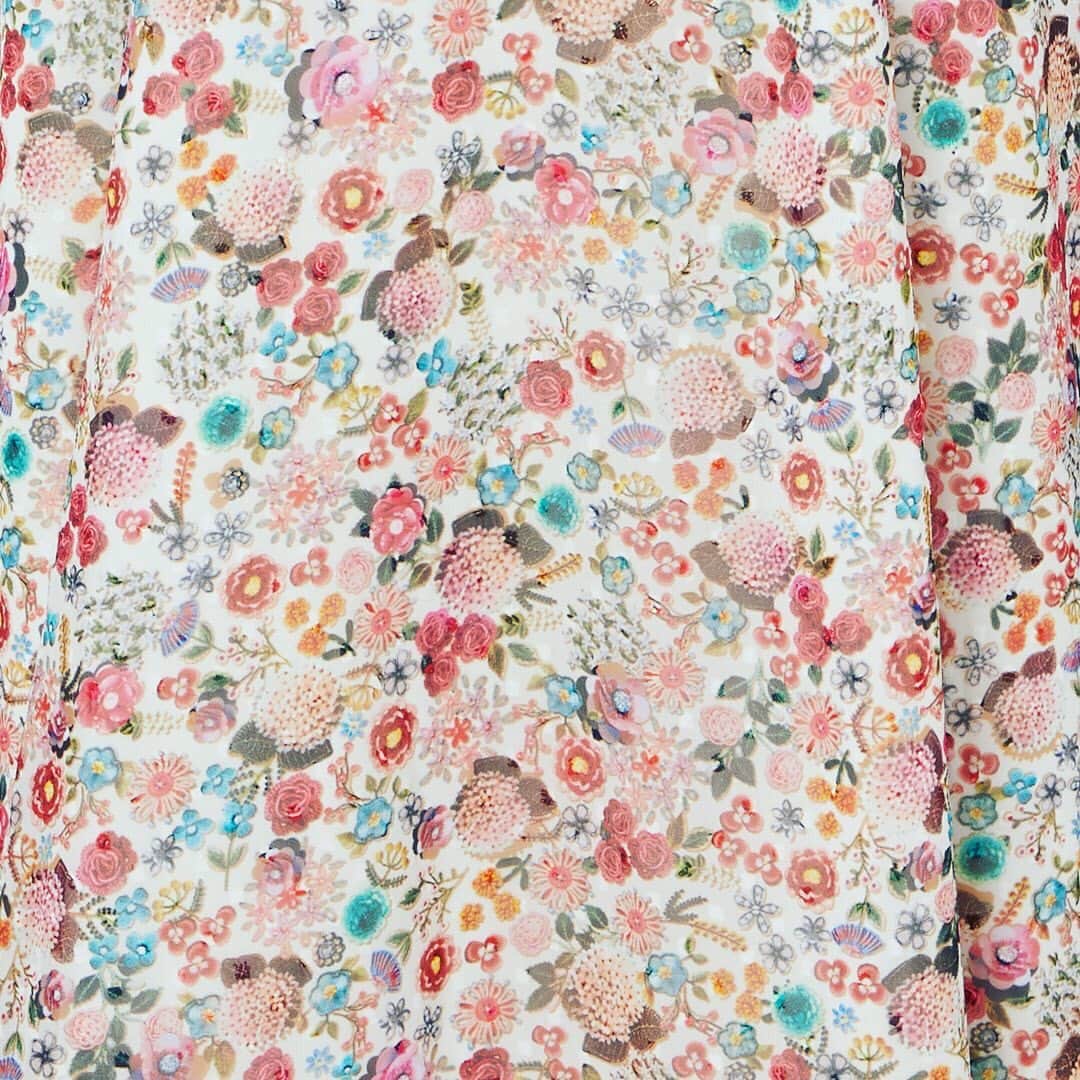 キャロライン チャールズのインスタグラム：「Floral fabrics from our #ss20 collection. Add a feminine touch with delicate prints. Shop our Spring Summer collection online or in-store with 25% off everything*  *excludes classics & accessories  #springsummer #springsummer2020 #summerstyle #style #fashion #fabrics #luxuryfashion #fashionstyle #fashionista #luxurystyle #lifestyle #feminine #floral #floralprint #ladieswear #ladiesfashion #teadress #womenswear」