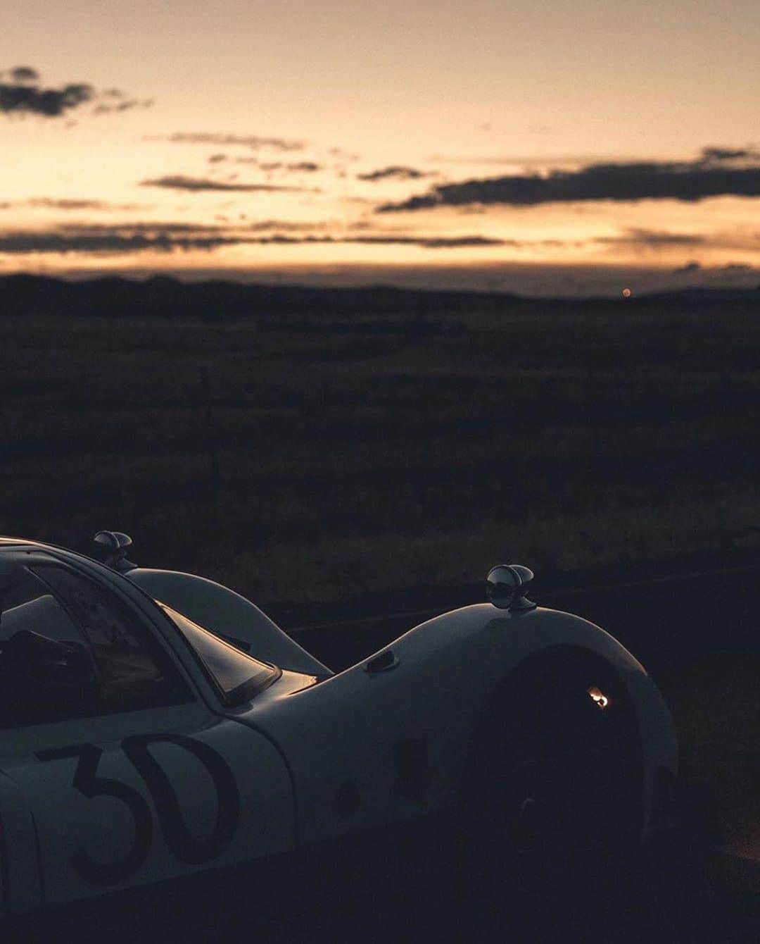 Porscheさんのインスタグラム写真 - (PorscheInstagram)「The 906 is one hot number.  (🚗 @caryallendecker 📸 @aaronbhall) #PorscheMoment」8月3日 21時29分 - porsche
