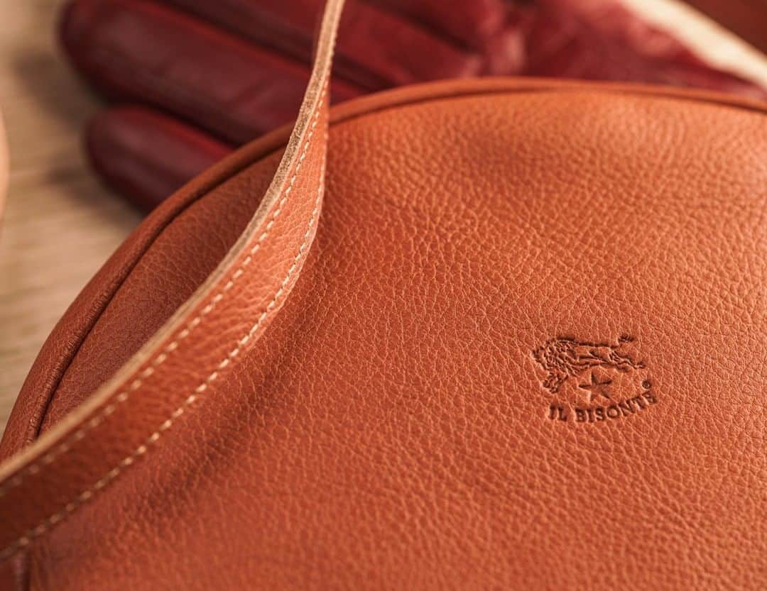 イルビゾンテのインスタグラム：「Traditionally made, instantly iconic. ☆ #ilbisonte #leatherbag #madeintuscany」