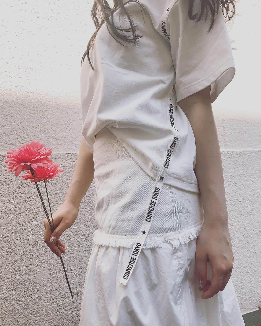 大友樹乃のインスタグラム：「暑くなってきたね〜🌻  この日はAll White🤍  photo by マミー  #ootdfashion #instafashion #allwhite#converse#beams#summer#팔로우미#옷스타그램#데일리룩#아웃핏#멋스타그램#夏服コーデ」