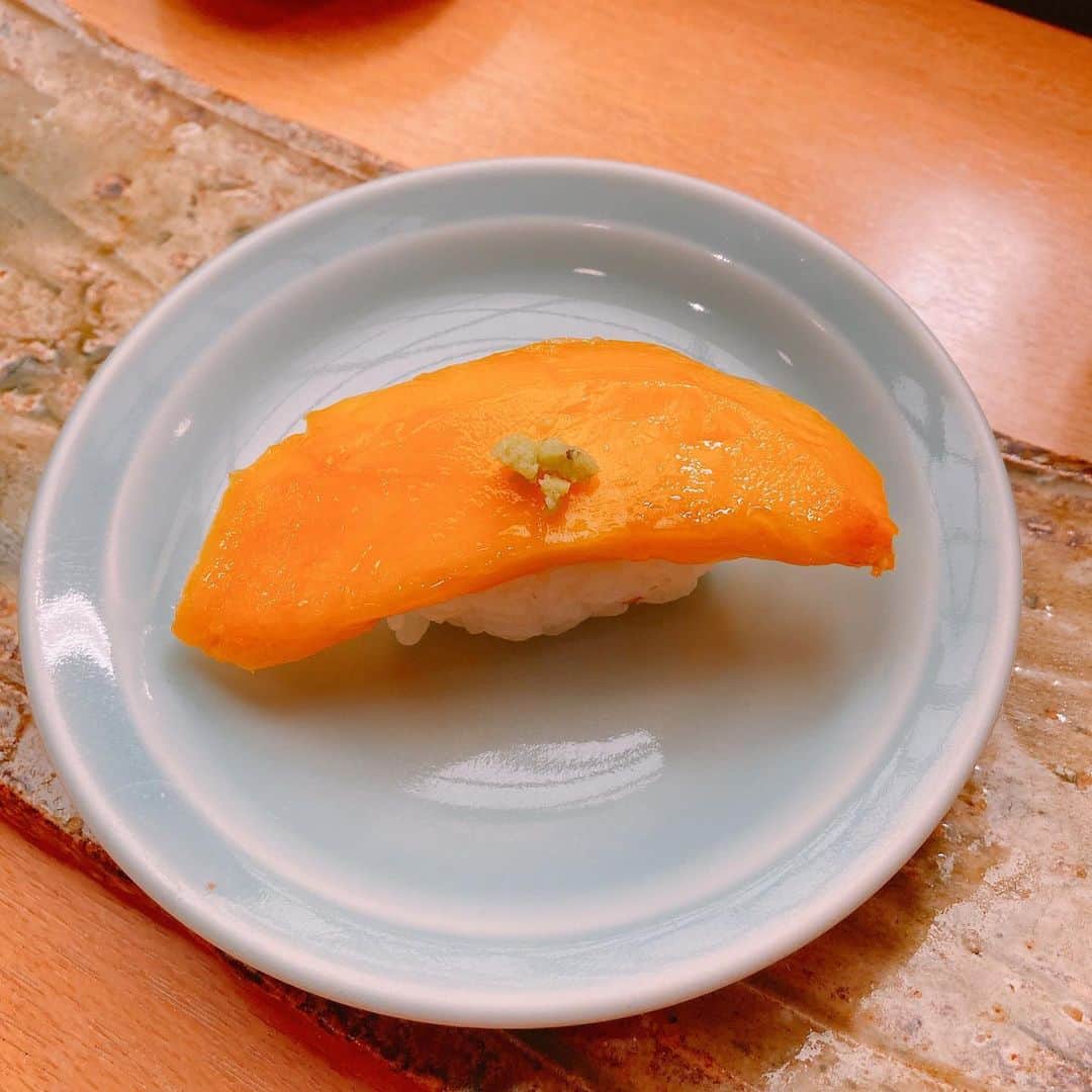 Fruit-bouquets.comさんのインスタグラム写真 - (Fruit-bouquets.comInstagram)「【#フルーツ寿司 】 鮨ほり川(@sushi_horikawa )さんのフルーツ寿司 . 今の季節はマンゴーの握りやシャインマスカットのお寿司を食べることができます🥭 . 初めて体験する《フルーツ×お寿司》 今の時期は甘いマンゴーや大粒のシャインマスカットと お寿司の相性を楽しむことができます！ とても美味しくいただきました😋 . 鮮魚はもちろん野菜もフルーツも「旬」を堪能できるお店、ぜひ皆さんも一度味わってみてはいかがでしょうか？🍣🐟 . #フルーツ #果物 #手土産 #果物寿司 #寿司  #下北沢 #下北沢すし屋 #ほり川 #ほりかわ  #寿司好き #グルメ #シャインマスカット  #マンゴー #世田谷グルメ #鮨好き」8月3日 21時23分 - fruitbouquet.japan