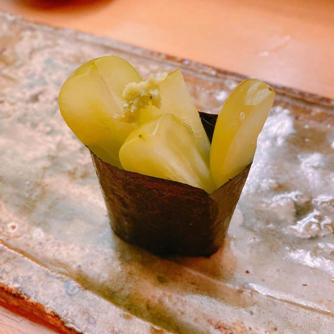 Fruit-bouquets.comさんのインスタグラム写真 - (Fruit-bouquets.comInstagram)「【#フルーツ寿司 】 鮨ほり川(@sushi_horikawa )さんのフルーツ寿司 . 今の季節はマンゴーの握りやシャインマスカットのお寿司を食べることができます🥭 . 初めて体験する《フルーツ×お寿司》 今の時期は甘いマンゴーや大粒のシャインマスカットと お寿司の相性を楽しむことができます！ とても美味しくいただきました😋 . 鮮魚はもちろん野菜もフルーツも「旬」を堪能できるお店、ぜひ皆さんも一度味わってみてはいかがでしょうか？🍣🐟 . #フルーツ #果物 #手土産 #果物寿司 #寿司  #下北沢 #下北沢すし屋 #ほり川 #ほりかわ  #寿司好き #グルメ #シャインマスカット  #マンゴー #世田谷グルメ #鮨好き」8月3日 21時23分 - fruitbouquet.japan