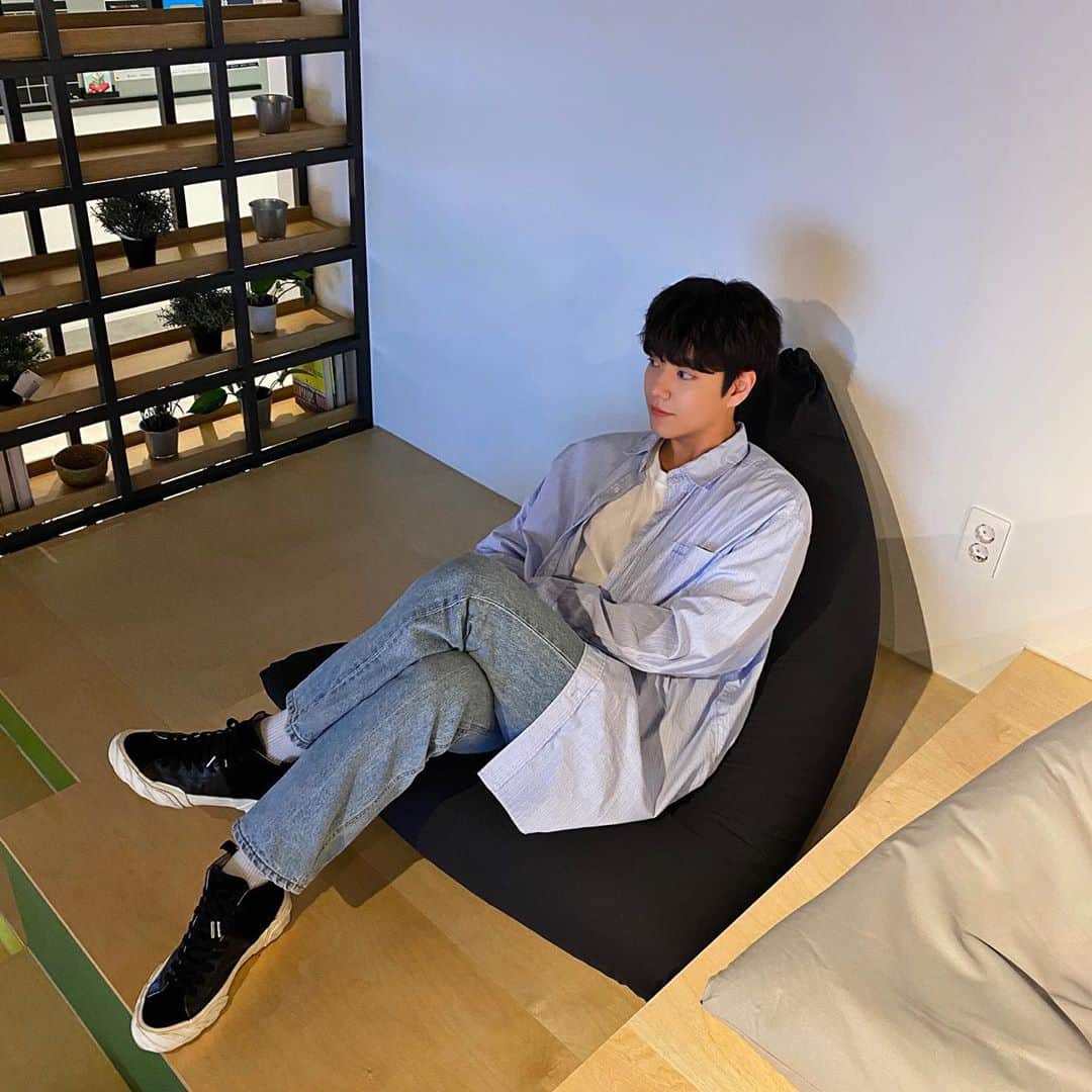 チ・ミンヒョクのインスタグラム：「발 왜저러고있냐고ㅠ😅」