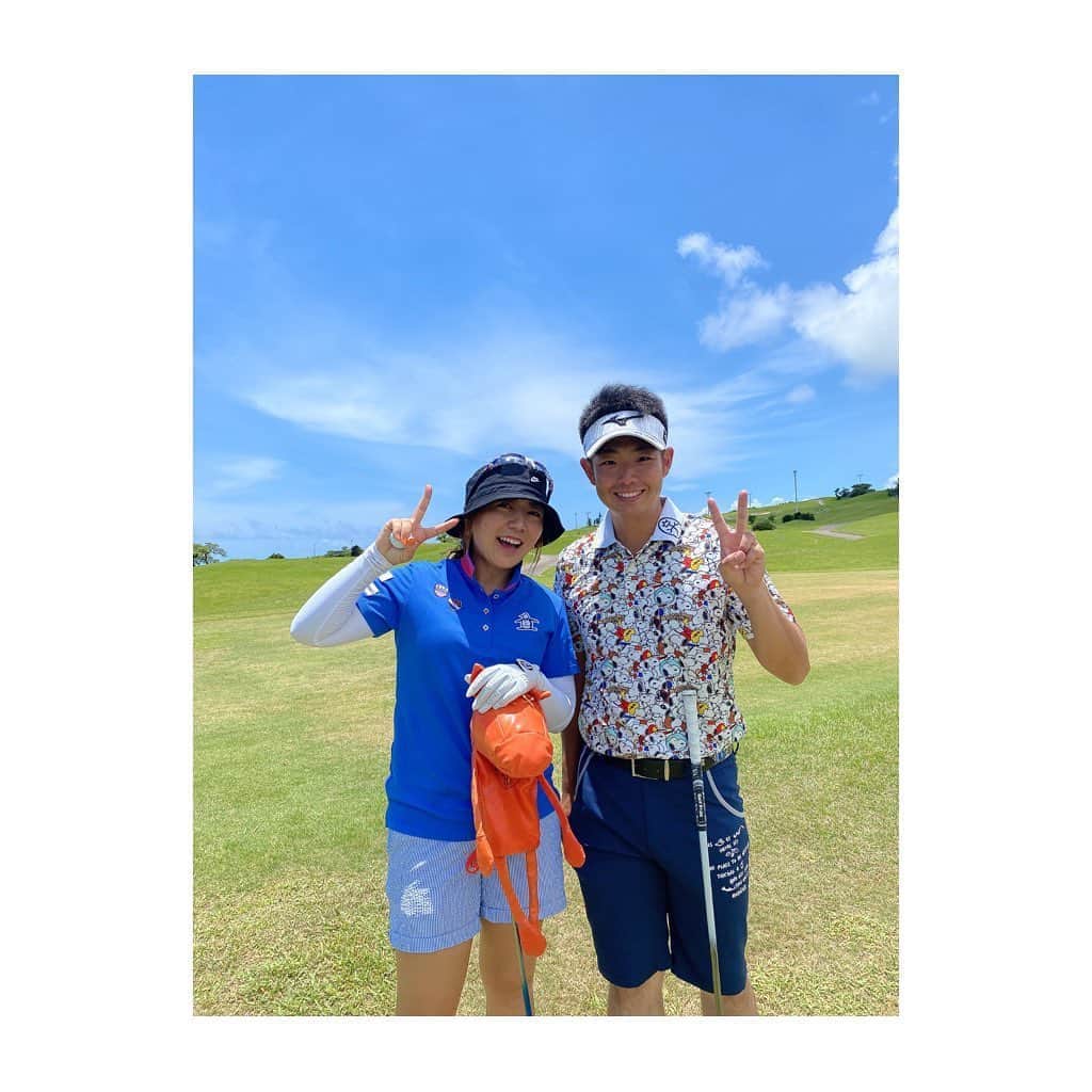 のインスタグラム：「*** 久しぶりに真治とラウンド 〜🤗 最高すぎる天気でした！！ . 真治とは小学2年生からの付き合いなので、もう20年以上になります！！月日が経つのは早いな〜😂 . いつも本当にありがとう☘ . #golf #okinawa #enjoyed #弟的存在 #20年以上の付き合い  #富村真治 #久しぶりのゴルフ  #めっちゃ楽しかった #いつもありがとう #うちなーんちゅ」