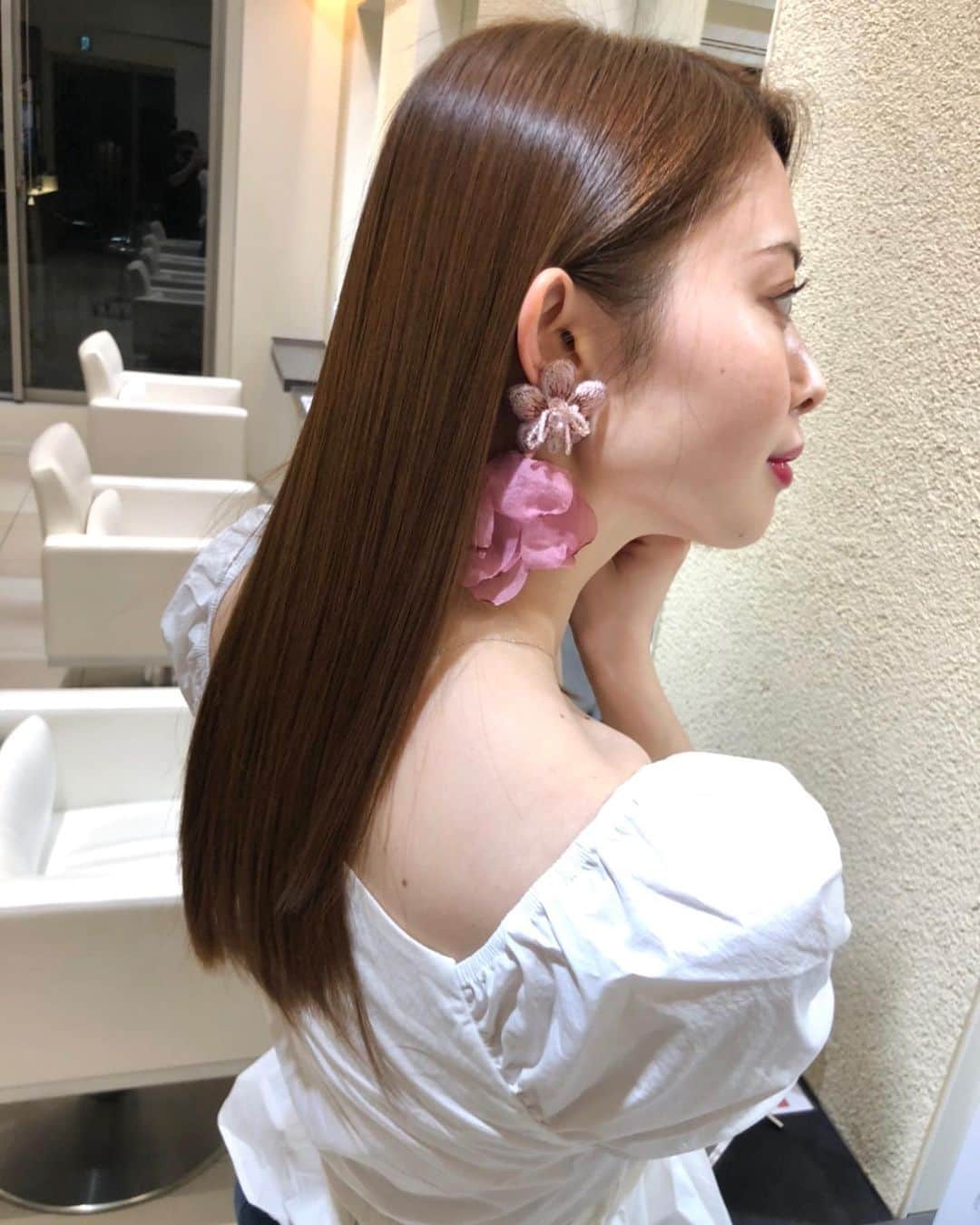 松田唯花さんのインスタグラム写真 - (松田唯花Instagram)「少し前、表参道にある『matiz hair design(マティス ヘアー デザイン)』オリジナルの酸熱トリートメント(ケラチントリートメント)をしていただきました！✨  店長の一輝さん( @kazuki_ichizawa )は、私が大学生の頃からお知り合い🤝かれこれ6年ほど前にサロンモデルをさせてもらったのがきっかけ🙏懐かしい〜！　  一輝さんのおかげで傷んでいた私の髪が復活しました☺️ ストレートパーマをかけたみたいに髪が毛先までサラサラになって、表面にツヤ✨ 毛が細くて柔らかかった私の髪にハリコシが出て、手ぐししたときにするんっと波打つくらい弾力が出ました👏 このキレイになった髪をリアルに伝えたくて、動画何本も貼ってしまった（笑）でも分かりやすいですよね？😍  髪がキレイになると、無性にお出かけしたくなるのは私だけ？ 歩くたびにサラサラ揺れる髪を楽しみたくて、いつもより遠回りして帰ったりしちゃう🥰笑  「髪を乾かすのも早くなるし、セットもすっごく楽になるよ！」と言われたとおり、乾かす時間が短くなって、髪も巻きやすくなった👏  下の☑️に当てはまる人はぜひ一輝さんのところに行ってみてください🙆🏻‍♀️💕 ☑️ダメージが気になる人 ☑️うねりが気になる人 ☑️ツヤが欲しい人 ☑️髪のボリュームを自然に抑えたい人 ☑️髪の水分量を多くしたい人(乾燥が気になる人) ☑️ブロー時間を短縮したい人  少し髪が明るくなるトリートメントなので、髪色が気になる人は施術前に聞いてみてくださいね💗  #matiz #hairtreatment #haircare #ヘアケア #美髪 #表参道ヘアサロン #酸熱トリートメント #マティス #ケラチントリートメント #トリートメント #髪質改善 #髪質改善トリートメント」8月3日 21時33分 - yuika_matsuda.official