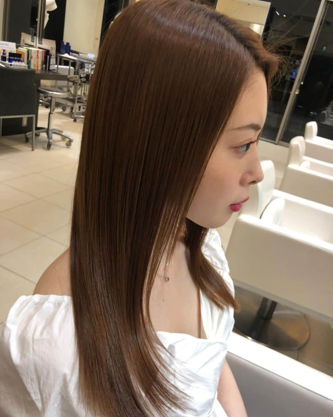 松田唯花さんのインスタグラム写真 - (松田唯花Instagram)「少し前、表参道にある『matiz hair design(マティス ヘアー デザイン)』オリジナルの酸熱トリートメント(ケラチントリートメント)をしていただきました！✨  店長の一輝さん( @kazuki_ichizawa )は、私が大学生の頃からお知り合い🤝かれこれ6年ほど前にサロンモデルをさせてもらったのがきっかけ🙏懐かしい〜！　  一輝さんのおかげで傷んでいた私の髪が復活しました☺️ ストレートパーマをかけたみたいに髪が毛先までサラサラになって、表面にツヤ✨ 毛が細くて柔らかかった私の髪にハリコシが出て、手ぐししたときにするんっと波打つくらい弾力が出ました👏 このキレイになった髪をリアルに伝えたくて、動画何本も貼ってしまった（笑）でも分かりやすいですよね？😍  髪がキレイになると、無性にお出かけしたくなるのは私だけ？ 歩くたびにサラサラ揺れる髪を楽しみたくて、いつもより遠回りして帰ったりしちゃう🥰笑  「髪を乾かすのも早くなるし、セットもすっごく楽になるよ！」と言われたとおり、乾かす時間が短くなって、髪も巻きやすくなった👏  下の☑️に当てはまる人はぜひ一輝さんのところに行ってみてください🙆🏻‍♀️💕 ☑️ダメージが気になる人 ☑️うねりが気になる人 ☑️ツヤが欲しい人 ☑️髪のボリュームを自然に抑えたい人 ☑️髪の水分量を多くしたい人(乾燥が気になる人) ☑️ブロー時間を短縮したい人  少し髪が明るくなるトリートメントなので、髪色が気になる人は施術前に聞いてみてくださいね💗  #matiz #hairtreatment #haircare #ヘアケア #美髪 #表参道ヘアサロン #酸熱トリートメント #マティス #ケラチントリートメント #トリートメント #髪質改善 #髪質改善トリートメント」8月3日 21時33分 - yuika_matsuda.official