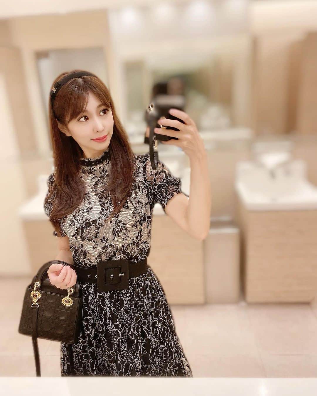 倉岡生夏のインスタグラム：「ワンピース👗 ・ ・ 梅雨明けでお友達とカフェ⭐️ レースの大人可愛いワンピースは @emiriawiz_official 💓 パーティーや秋、冬もきれそうで活躍しそう💓 寒すぎる冷房よりテラス席がすきです⭐️ きれいなお花頂いちゃいました💓 ・ ・ 来週お盆ですが、田舎にも帰らず東京でまったり過ごす予定なので生け花したりお料理つくったりしようとおもいます^_^ ・ みなさんはなにしますか？💓 ・ ・ ・ #emiriawiz  #大人可愛い #大人可愛いコーデ  #レースワンピース  #カフェ巡り  #アラサーコーデ #お花のある暮らし  #fashiongram  #japanesegirl  #ootd  #dior #きれいな #official」