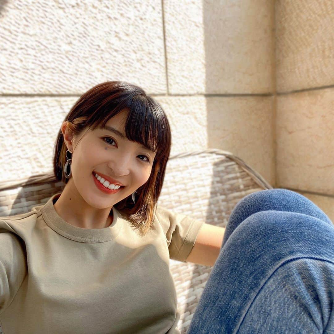 のインスタグラム：「今日も、強い日差し。 この季節はずっと🌞。 ベランダで日光浴。やっと折り返し地点。 . #jerusalem #israel #isolation #coronavirus #イスラエル #エルサレム #イスラエル在住 #エルサレム在住 #隔離生活 #フリーアナウンサー #新田朝子 #中東 #中東在住 #海外在住 #エルサレムな日々 #ブログ更新 #ブログはプロフィールから」
