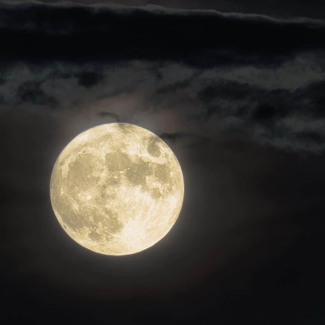 KAGAYAさんのインスタグラム写真 - (KAGAYAInstagram)「梅雨明け空に満月。 （先ほど望遠鏡を使って撮影） #moon」8月3日 21時37分 - kagaya11949