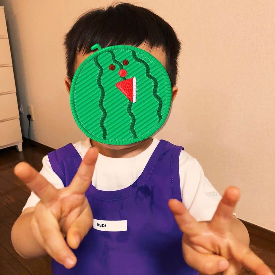 田南輝一のインスタグラム：「ぴーす。 . . 奥さんが仕込んでくれた、 最近はしっかりとぴーすだったり、 グータッチしてくれる。 . どんどん成長してきて可愛いな〜。 色んなところに連れて行きたいな〜、 . #息子 #家族 #ぴーす」