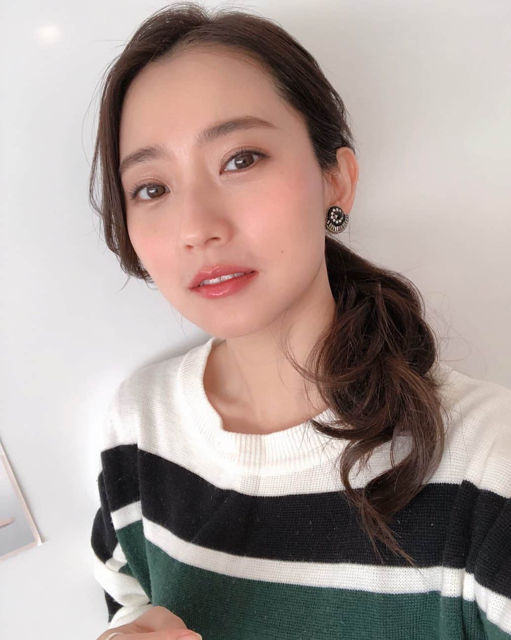 段文凝のインスタグラム：「これもお仕事の時❤︎ . 今度どんなヘアメイクしよ〜かな❓ . .  #TV#TV収録#TV出演#生放送 #メイク#インフルエンサー#撮影#チャイボーグ#オルチャンメイク#オルチャンヘア#韓国#中国#ファッションモデル#モデル#ヘアメイク#中国メイク#クリエイター#雑誌#雑誌撮影#雑誌掲載#取材#ポニーテール#タピオカ#広告モデル#タレント#イベント」
