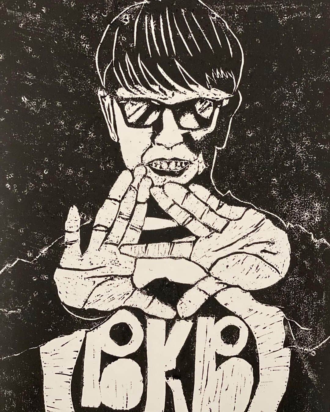 屋敷裕政のインスタグラム：「‪BKBさんのコスプレをした自分を版画にしました。‬  ‪#版画好きと繋がりたい‬ ‪#BKBさんとのコラボ作品‬ ‪#supremeとLOUISVUITTONみたいな感じやと思ってほしい‬ ‪#オレとバイクさんのファンは生唾ものやと思う‬ ‪#今まで苦手やった手がええ感じに彫れたのが嬉しい‬ ‪#1人版画リレー‬ ‪#ヤシキ版画‬」