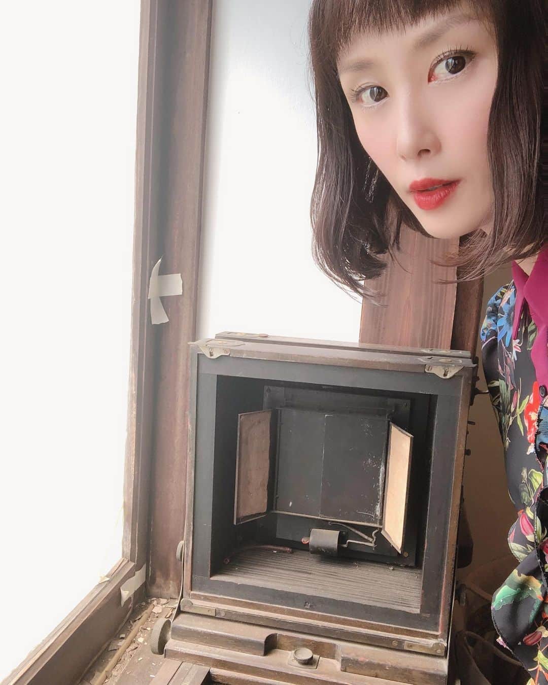 山口もえのインスタグラム：「レトロなモノに囲まれてのお仕事💕 歴史あるモノは そこにいるだけで カッコイイね✨ メイクも衣装もレトロな感じに してもらいました💄🍬⏳ #レトロ #今日も#ご縁#感謝 #帰り道#スーパー #で財布忘れたと思ったら#カゴの中 #サザエさんになるとこだった#笑」