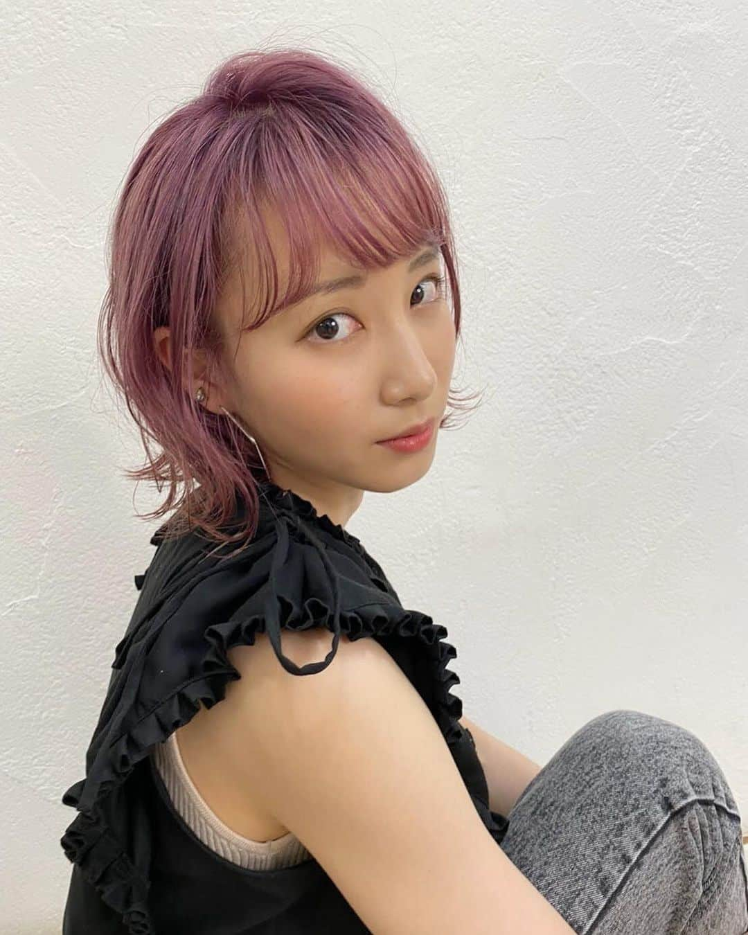 尾林美月のインスタグラム：「. ピンクヘアー 黒服 ver.🖤  今は色落ちしてすっかり金髪になりましたが、ベージュっぽい綺麗な色になるように染めていただいたので、色落ちも楽しんでいます！ またいつかピンクとか他の色とかやってみたいな😌  #ピンクヘアー #ピンクカラー」