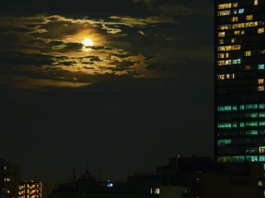 時任三郎のインスタグラム：「今日の月の出は雲が多くてタイミングを逃した 今夜の月は、真夜中0時過ぎに真ん丸になるようです #月」