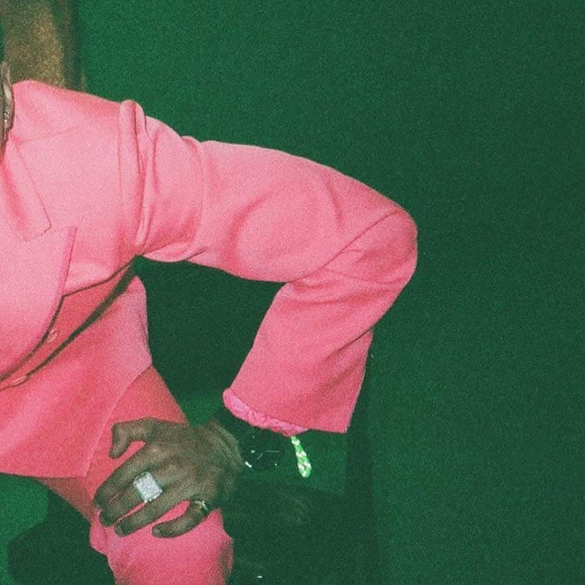 ジェームスロングのインスタグラム：「@quincy in @iceberg iceberg pink suit.」