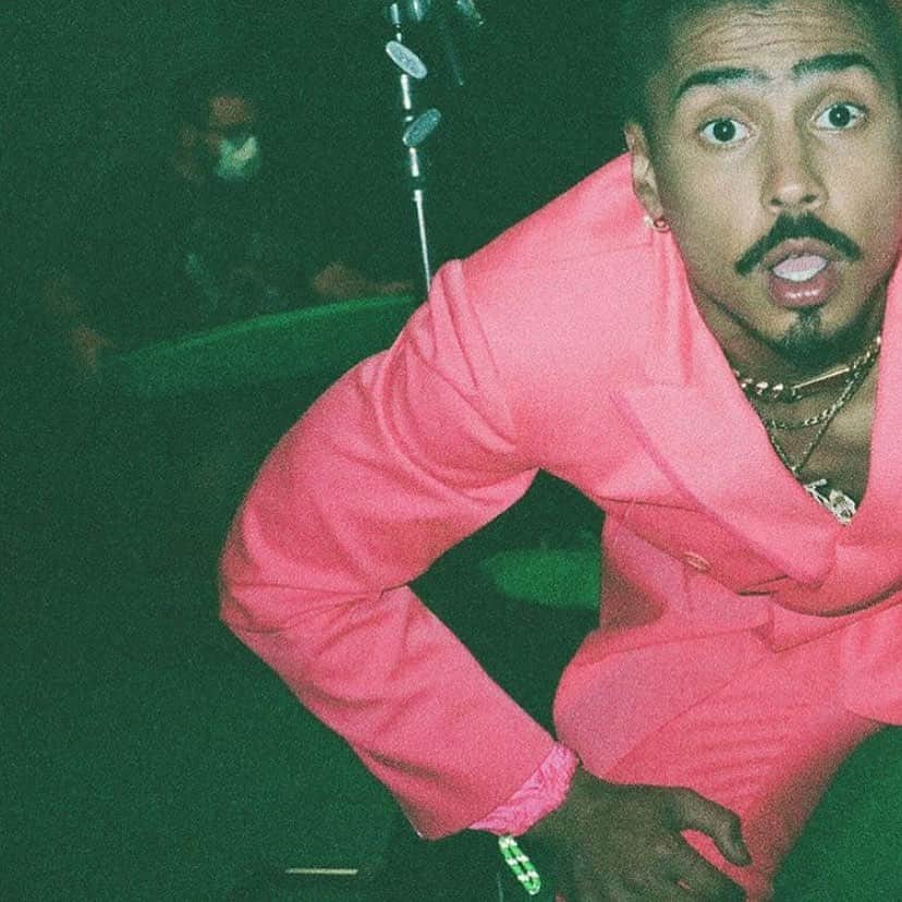 ジェームスロングのインスタグラム：「@quincy in @iceberg pink suit.」