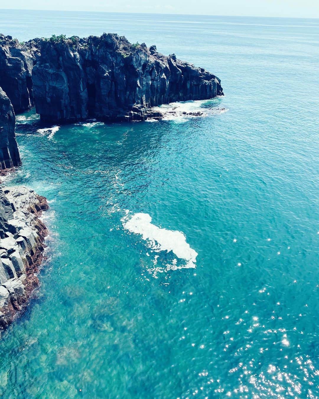 のインスタグラム：「We can change our future🌏  地球の大自然を肌で感じると、そこに住まわせてもらっているちっぽけな私たちの、決して小さくはないひとつひとつの日常行動に自然と意識が向く。  夏の終わりにしかバカンスを取れていなかった私にとって、こんな夏真っ只中に仕事から完全に離れてゆったり休息時間をとれたのは何十年ぶり？  先ほど帰宅してからも、三枚目の朝の鳥たちの囀りを何度も聴いてはニヤついてます。  たった一泊とはいえ、おかげさまでとっても有意義なひとときを過ごせました🙏  #さぁまた明日からもっと心満たされる毎分を」
