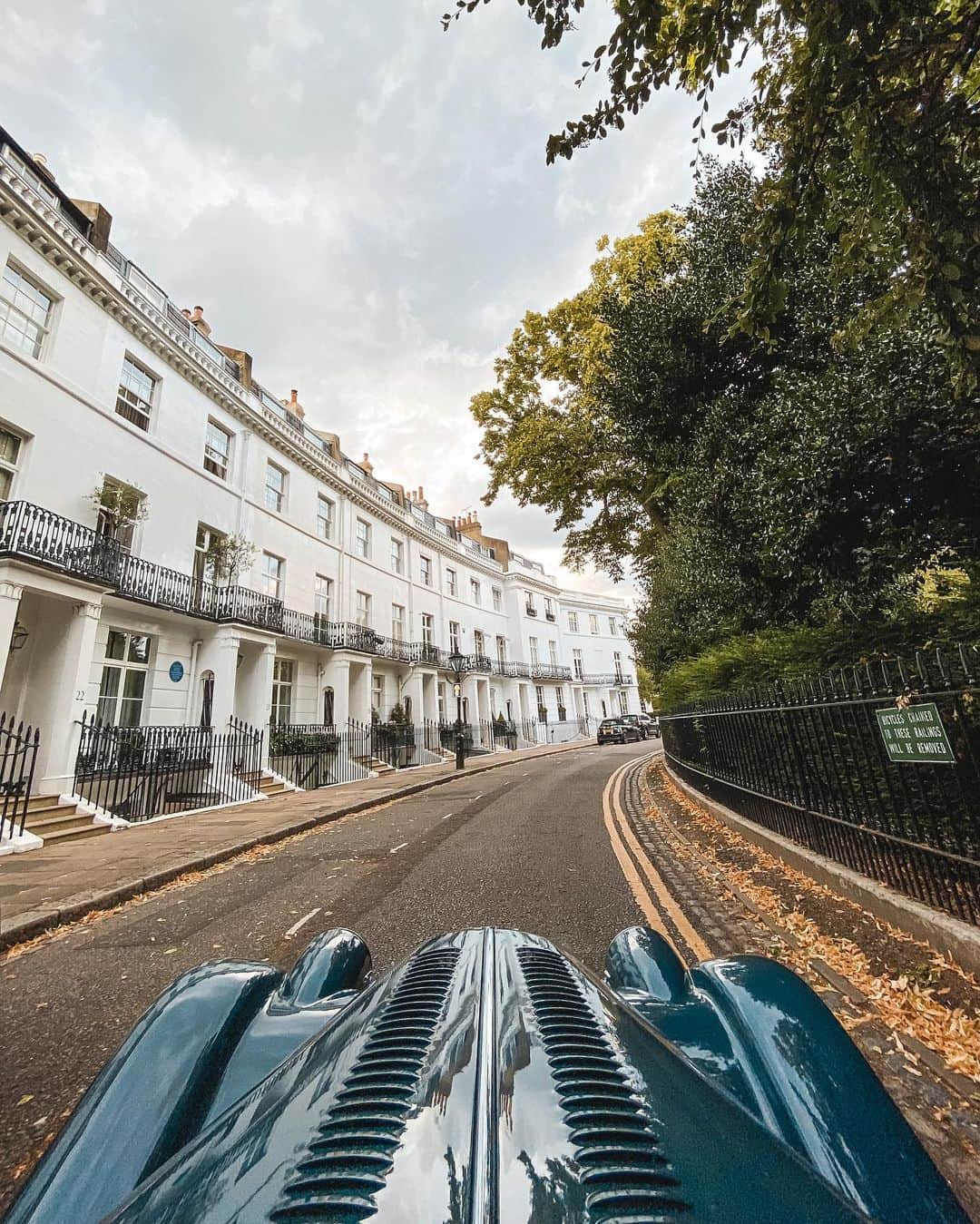 @LONDON | TAG #THISISLONDONさんのインスタグラム写真 - (@LONDON | TAG #THISISLONDONInstagram)「@MrLondon kicking off the week with one of my favourite little corners of #London... #SouthKensington 🤩🤩 It looked autumnal but felt like summer. Go figure. 🤷🏻‍♂️🤦🏻‍♂️😆 #ThisIsLondon 👌🏼👌🏼👍🏼  ___________________________________________  #thisislondon #lovelondon #london #londra #londonlife #londres #uk #visitlondon #british #🇬🇧 #kensington #chelsea」8月3日 21時54分 - london