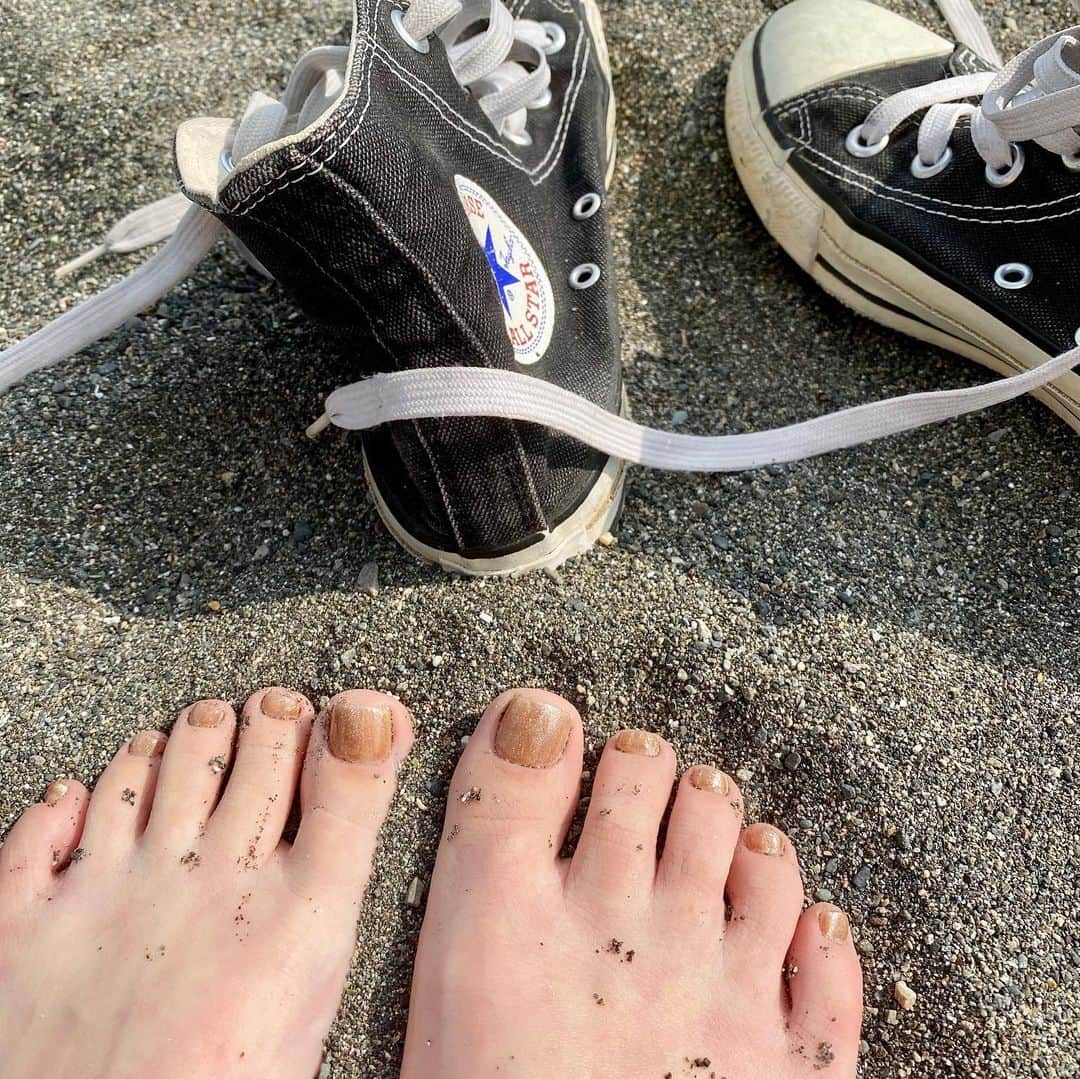月本えりさんのインスタグラム写真 - (月本えりInstagram)「@malvina.salon  微妙なニュアンスが可愛い#マグネットネイル 💅 グリッターみたいにギラギラしないけどメタリック✨ 派手すぎないけどちょっと派手🤏太陽の光に当たった海の砂みたいで気に入ってるよ🏝 #nails #gelnails #magnetnails #beauty #beach #footnail #summer #sand #beachsand #gold #swimwear #converse #fashion #denimshorts」8月3日 21時54分 - eritsukimoto