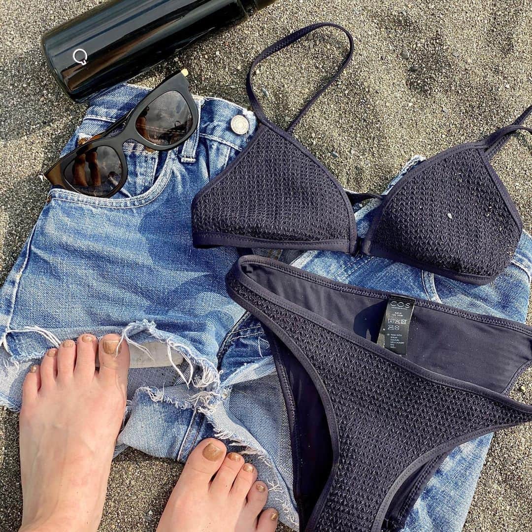 月本えりさんのインスタグラム写真 - (月本えりInstagram)「@malvina.salon  微妙なニュアンスが可愛い#マグネットネイル 💅 グリッターみたいにギラギラしないけどメタリック✨ 派手すぎないけどちょっと派手🤏太陽の光に当たった海の砂みたいで気に入ってるよ🏝 #nails #gelnails #magnetnails #beauty #beach #footnail #summer #sand #beachsand #gold #swimwear #converse #fashion #denimshorts」8月3日 21時54分 - eritsukimoto