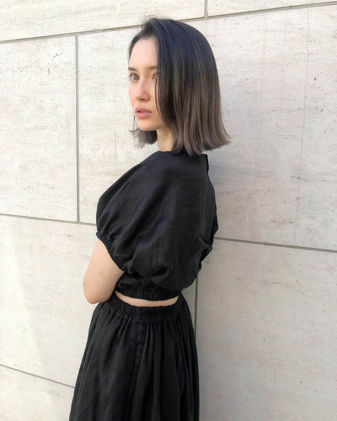 神能裕貴のインスタグラム：「🌫 Saya Ichikawa 🌫 重たく切ったボブスタイル🌐 毛先にかけて3回ブリーチしているオンブレカラーです！ 市川さんいつもありがとうございます！  #SHIMA#balayage#highlight#shadowroot#ombre #オンブレ#オンブレカラー#ハイライト#バレイライト#バレイヤージュ#海外ヘアー#リアル海外ヘアー#市川紗椰」