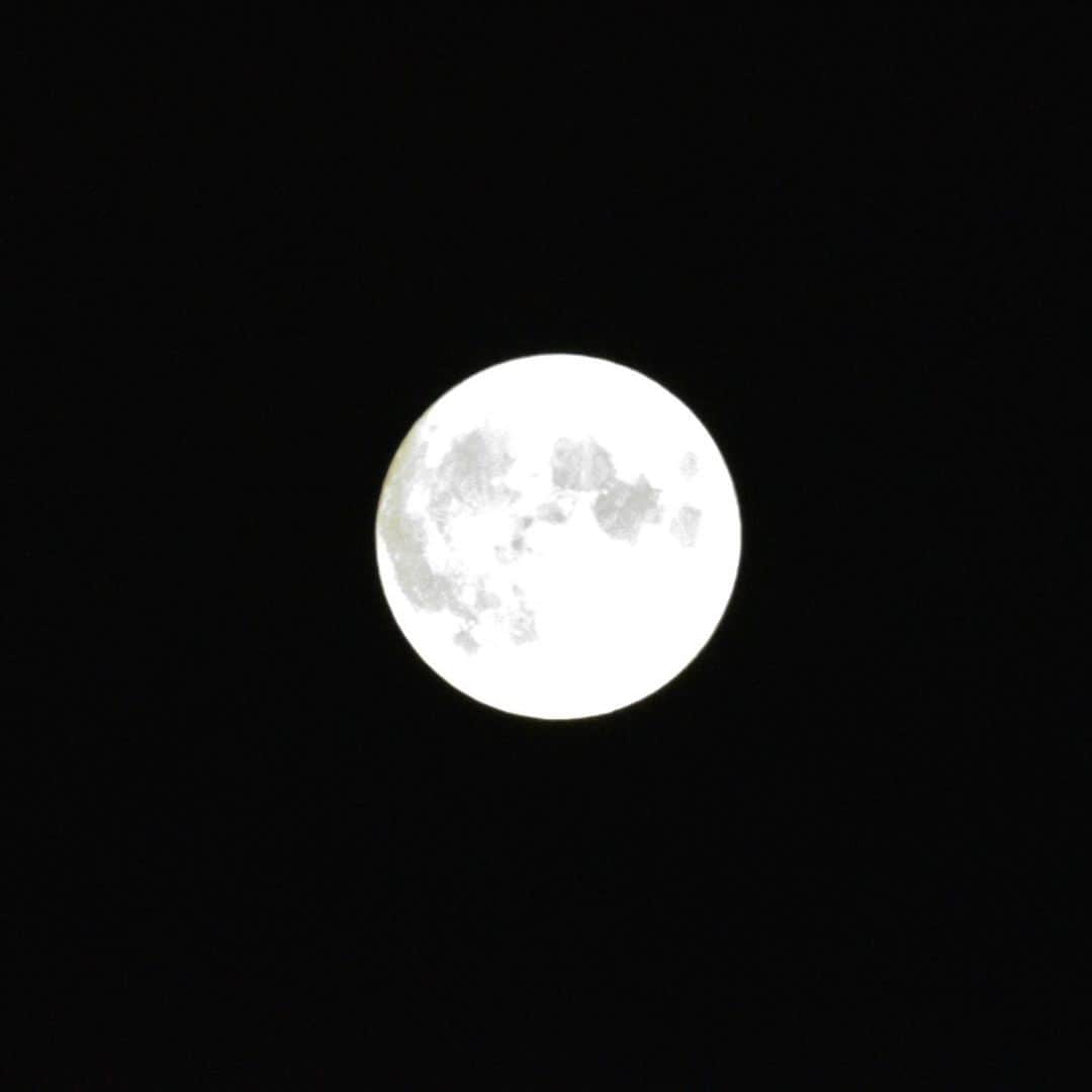 牧野誠三さんのインスタグラム写真 - (牧野誠三Instagram)「初めて、望遠レンズで撮りましたが、やはりまだ初心者。満月に、上達の願いを込めて。」8月3日 21時58分 - makino_seizo_freeter