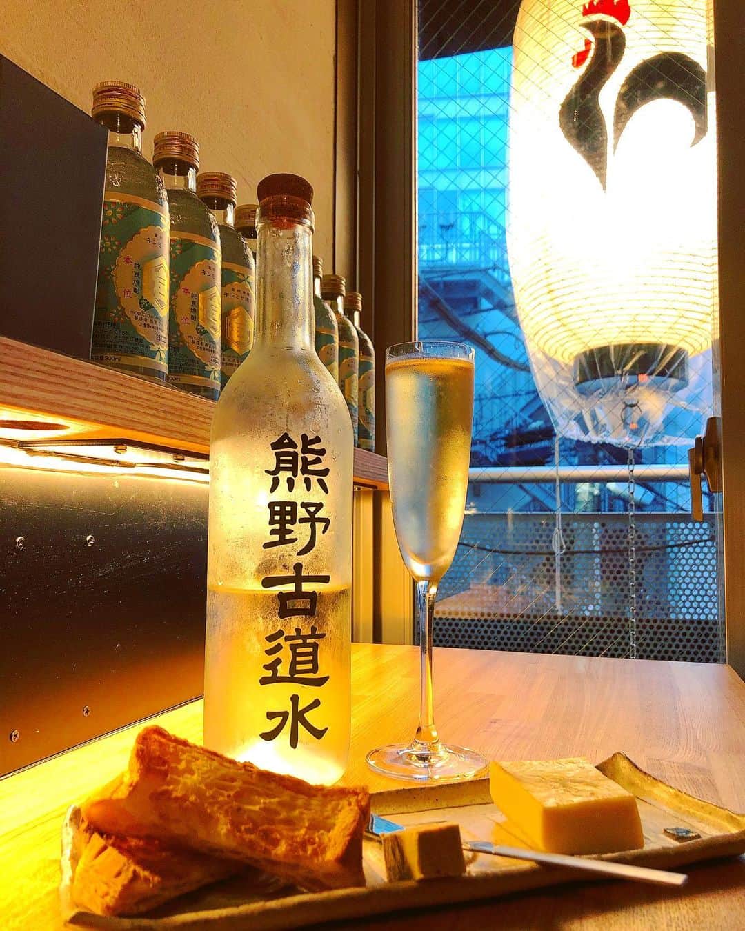 のインスタグラム：「. . 南麻布の焼き鳥「嶋家」さんの姉妹店で NEW OPEN! 恵比寿「しまや」さんへ♡ . こちらは焼き鳥スタイルではなく、焼き/揚げ/低温調理 でプレミアム熊野地鶏をいただけます🥢🍶♡ . モダンな空間で美味しいお食事をいただきながら しっぽり良い夜を過ごしたい大人向けの素敵なお店:) . デニッシュにレバーパテを塗るアイディアも斬新で とっても美味しかったです🎶 . . . #恵比寿 #南麻布 #麻布十番 #白金高輪 #しまや恵比寿 #恵比寿焼き鳥 #恵比寿グルメ #恵比寿ディナー #pr #トリドリベース #ebisu #dinner #yakitori #azabujuban #azabu」