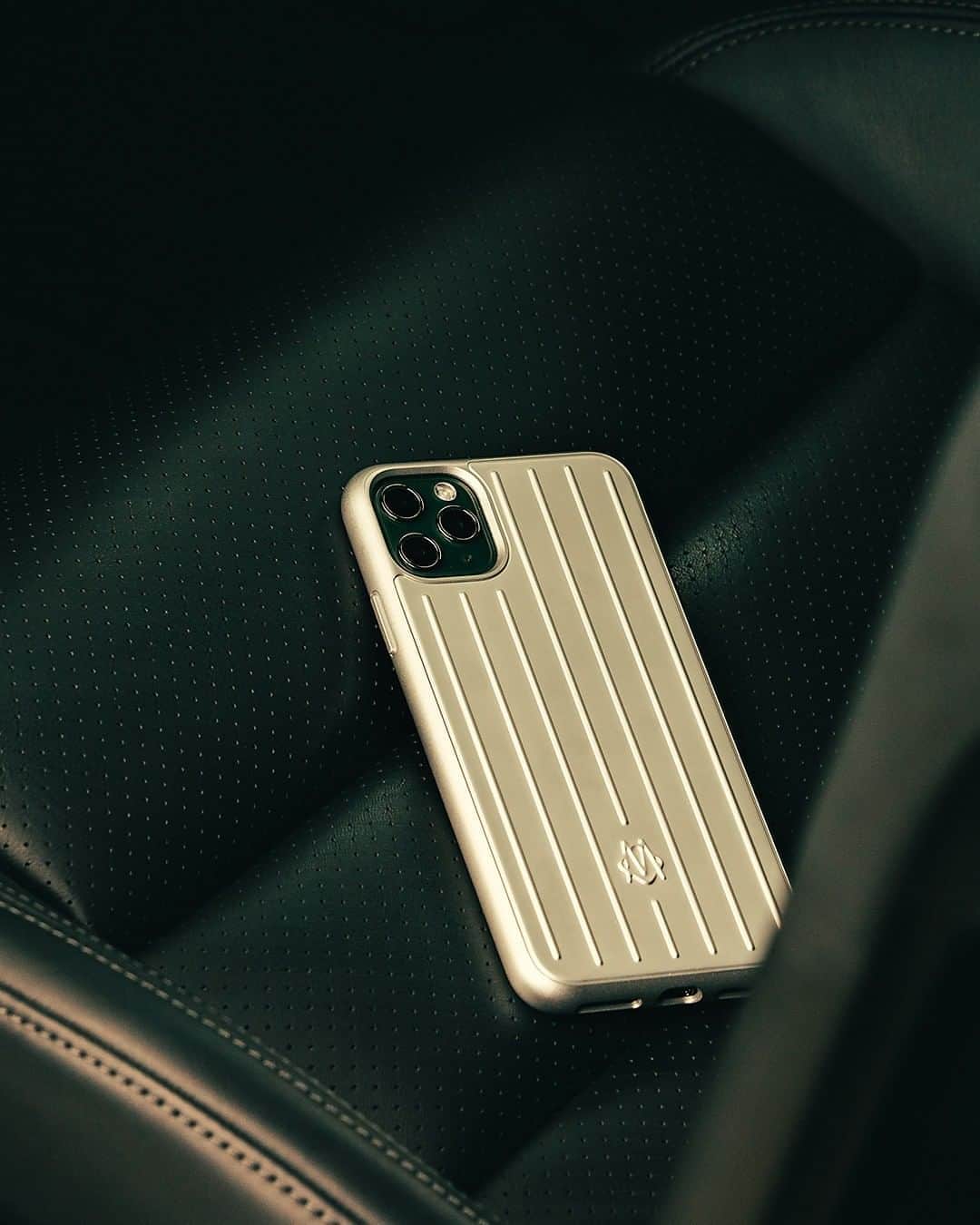 リモワさんのインスタグラム写真 - (リモワInstagram)「Riding shotgun.⁣ ⁣ ⁣ ⁣The RIMOWA Aluminium Groove iPhone Case, photographed in a @Porsche Taycan.」8月3日 22時00分 - rimowa