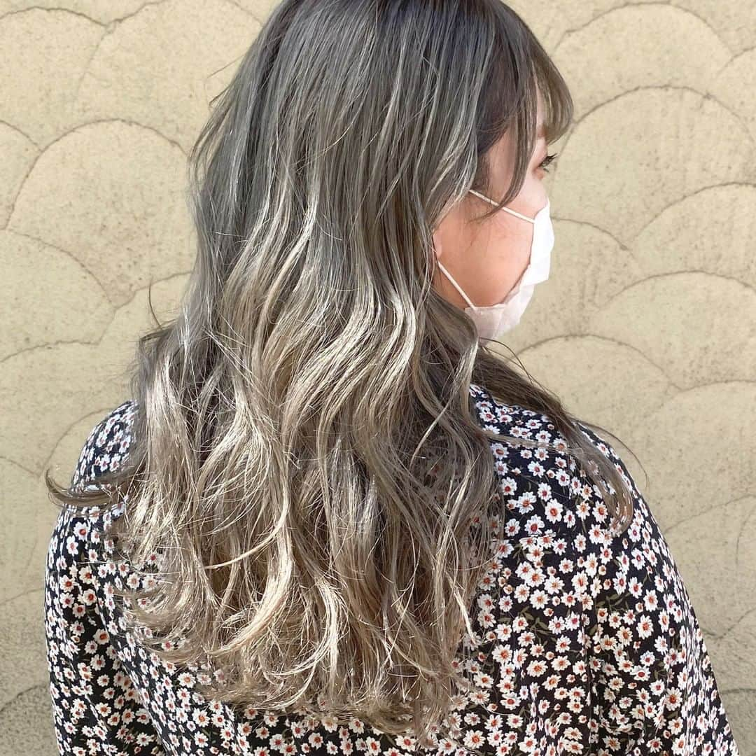 HAIRさんのインスタグラム写真 - (HAIRInstagram)「「沈みすぎないグレージュに🤍」 HAIR掲載スタイリスト： @yuko3214（HAIR DESIGN 3214） . -----------------------------------------------------------  Follow me👉🏽 @hair.cm  HAIR webサイトは「HAIR（ヘアー）」で検索！✨  -----------------------------------------------------------  HAIRは、お客様の『なりたいを叶えるスタイリスト』が集まるサイトです。  日々スタイリストの方々の素敵なヘアスタイルを掲載しています。  投稿スナップ数約40万の中から、気に入ったスタイルを見つけませんか？  HAIRを通じてサロンに予約もできますよ！💕  ----------------------------------------------------------- . . #ハイライト #ロング #ガーリー #バレイヤージュ #グレージュ #大人 #ハイトーンカラー #ヘアアレンジ #ヘアスタイル #ヘアカタログ #ヘアカラー #ヘアスタイリング #髮型 #髮型屋 #髮型設計 #发型 #短髮 #日系髮型 #女生髮型 #女生短髮 #염색 #헤어 #단발 #bob #복구펌 #짧은머리 #숏컷」8月3日 22時00分 - hair.cm