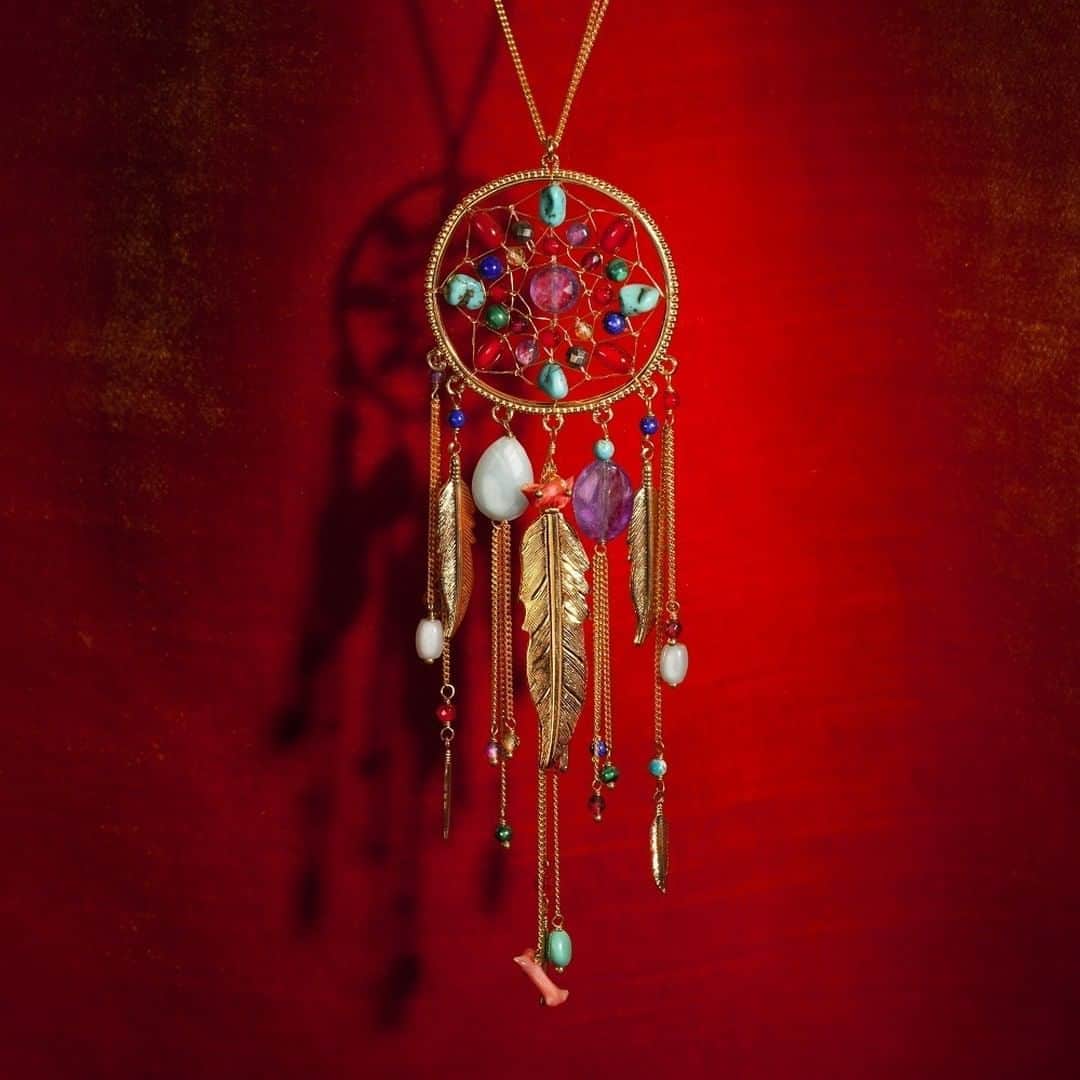 のインスタグラム：「Virevoletez !  La légèreté des attrape-rêves font danser les plumes, pierres, perles et chaines dorées.  Découvrez la collection Colorado dans nos boutiques Satellite et sur notre site internet (lien en bio).  #BacktoLifeSatellite #newcollection #Summertime #Summer #Colorado #SummerVibes #motherofpearl #earth #motherearth #Bijoux #Jewellery #CostumeJewellery #Paris #BijouxEthniques #SatelliteParis #BienvenueAilleurs」