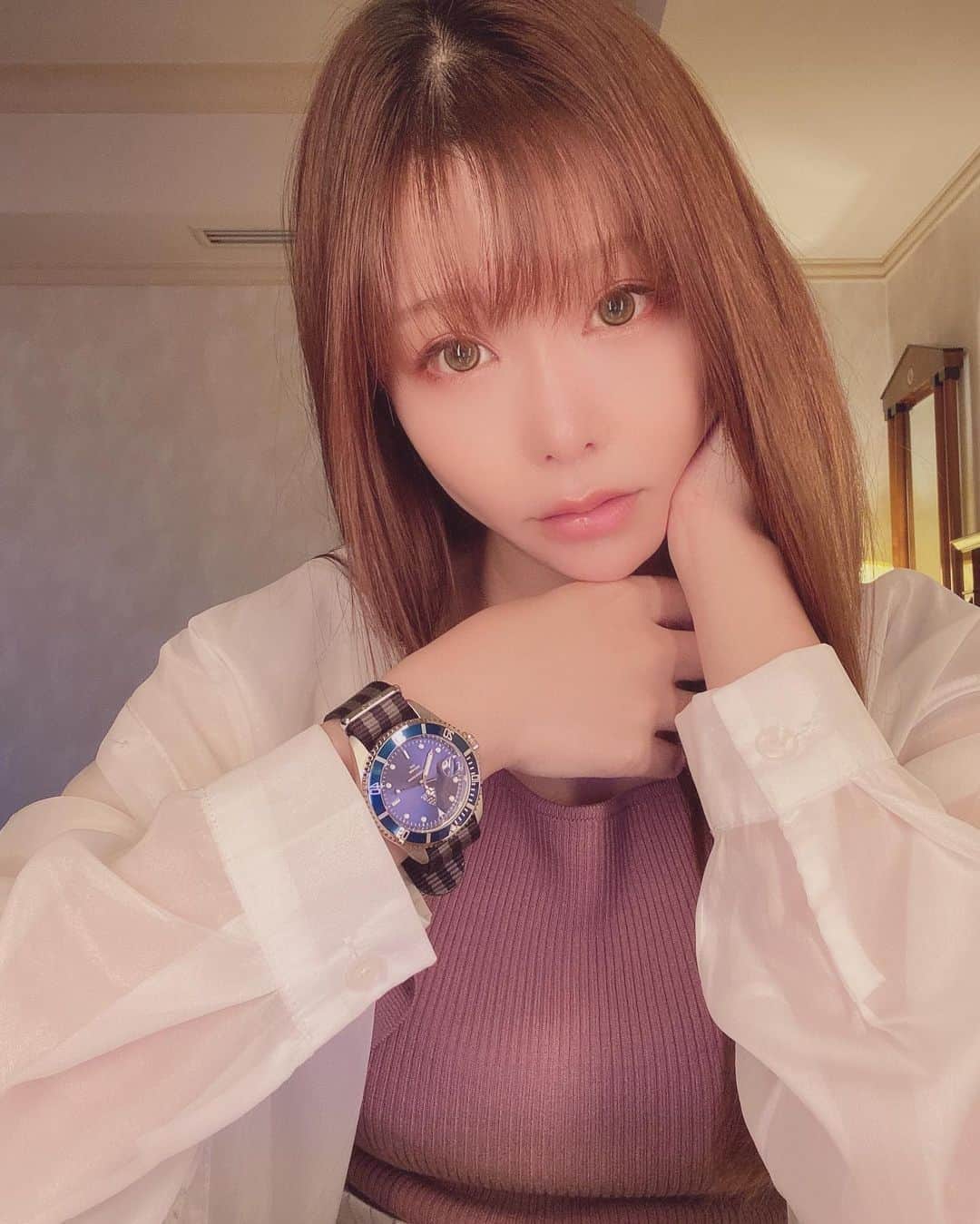 利咲のインスタグラム：「ELGIN @elginjapan のウォッチだよ♡ エルジンは1864年アメリカ生まれの歴史あるブランドだそうです☺  155年の時を経て、 2019年「NO BORDER」をテーマに 時代・場面・男女問わず楽しめる スペシャルエディションとして誕生✨  自動巻ムーブ、200M防水、1カレンダー表示機能搭載👍 タフでメンズライクな感じなので男女でお揃いでも使えそう💫  大切な人へのプレゼントにも🎁💓  クーポンコード→［himergze］ こちらを使えば 10%割引で購入出来ますよ♡  If you want you can get 10%off special edition watch ELGIN. Please enter the promotion code［himdrgze］﻿ Let's use together💓  #エルジン #時計 #腕時計 #elgin #elginjapan #elginusa #noborder  #pr #手元倶楽部 #手元くら部 #watch #present #手元クラブ #シアーシャツ #シアーシャツコーデ」