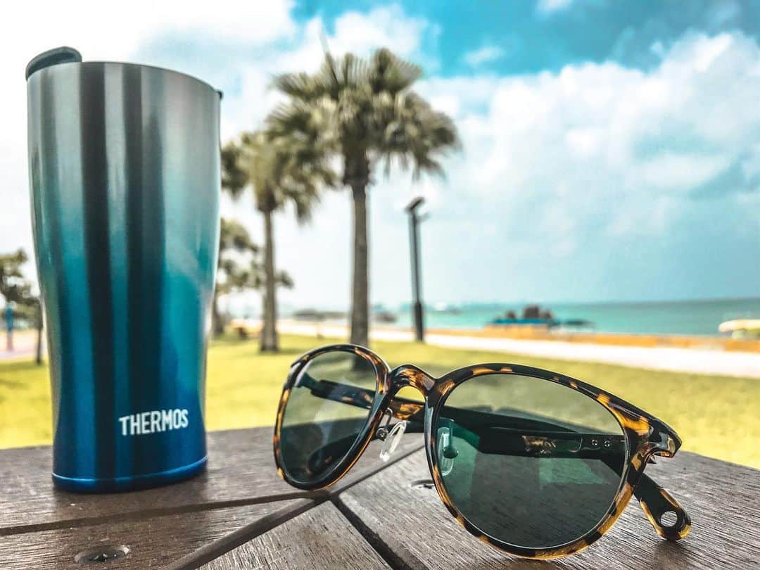安藝正俊のインスタグラム：「: たまにはのんびりする時間も☕️🕶  人混み行きたくないから ビーチが近くにあって ほんと助かる🏝  with @zeque_by_zeal  Juno : #沖縄 #沖縄生活 #休日の過ごし方 #自然が好き #海のある生活  #海好きな人と繋がりたい  #写真好きな人と繋がりたい  #癒しの時間 #偏光サングラス #オキナワ #ライフスタイル #リフレッシュ #アウトドア #アウトドアファッション  #サングラス #okinawa #okinawalife  #sunglasses  #polarized #polarizedsunglasses #lifestyle #outdoor #refresh #cafetime #naturelovers  #sealife #oceanlife #chillout  #goodvibes #yolo」