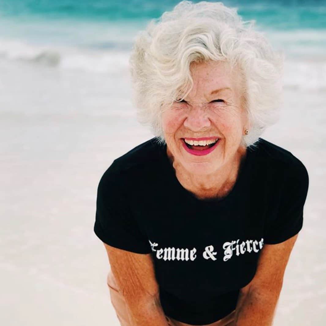 ボビー・ブラウンのインスタグラム：「This is @trainwithjoan who I found on insta a few weeks ago. She is so cool. She is a training coach. She only started working out 3 years ago , dropped over 65 lbs and put muscle and definition on her mighty little body. I want to know her. She inspires me to do more and not give up. I can tell she spreads good cheer where ever she goes.」