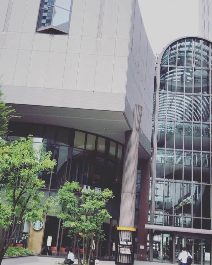 のインスタグラム：「#炎ステ　#舞台炎炎ノ消防隊 大阪公演 昨日無事に終了しました！  全然投稿していませんでしたが、元気に大阪入りしてあっという間に帰京しました。  #梅田芸術劇場　#シアタードラマシティ　は私にとって聖地のひとつ。  いつかまたこの地に戻って来れますように、と願ったのが昨年11月。  まさかこんなに早く戻って来れるとは思いませんでした！  対策を徹底しているとはいえ、ご来場くださったお客様もご不安のある中だったかと思います。  ご来場を断念された方もたくさんいらっしゃったと思います。  配信で見守ってくださった方もいらっしゃったと思います。  舞台は最後にお客様が見てくださって初めて完成します。  ご観劇くださった皆様、本当にありがとうございました！  またこの地に戻って来れますように  その時はマスクなしで、客席いっぱいのお客様の笑顔に出会えますように！  愛してるぜ大阪！」