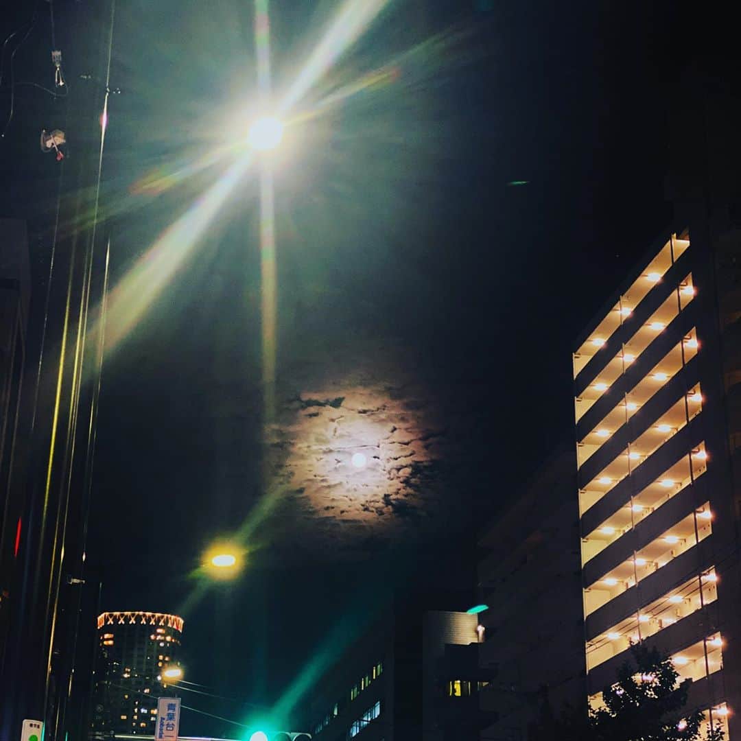 椎名桔平さんのインスタグラム写真 - (椎名桔平Instagram)「#月#moon  コンビニ行く途中に空を見上げたら、 不思議な月が、、、🙄 ん？ #スタージャンムーン　⁇」8月3日 22時13分 - kippeishiina