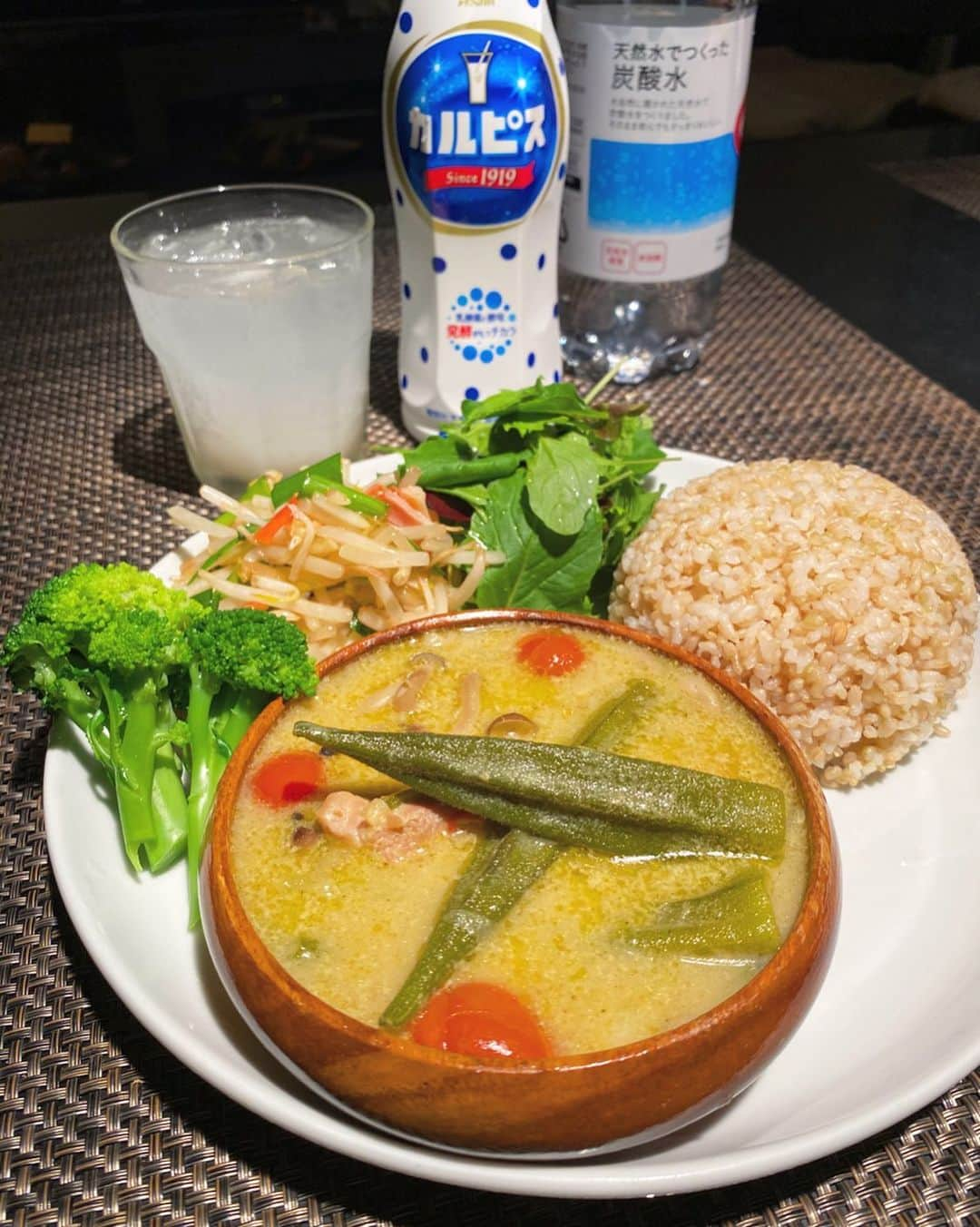 中倉隆道さんのインスタグラム写真 - (中倉隆道Instagram)「. 今夜のマンデーカレーは 『グリーンカレー』🍛 . オクラ、ミニトマト、しめじ、新玉ねぎ、ネギ、鶏肉を入れて具沢山♬☺️✨ . ピリ辛だけどココナッツミルクの甘さでマイルドな仕上がり！超ウマウマ😋💕 . . カルピス買ってきてちょっぴり濃いめに贅沢カルピスをゴクゴク😆✨うまーーい！🥤 . . 今夜も恵みに感謝🙏 おいしゅーございました☺️ . #マンデーカレー #月曜カレー #カレー #グリーンカレー #ベジめし #夜ご飯 #オウチゴハン #男ノ料理 #dinner #vegetables #時短レシピ #ダイエット #diet #ダイエットメニュー #オトコノキッチン #料理愛好家 #フリーアナウンサー #柿ピー研究家 #中倉隆道 #カルピス #カルピス大好き」8月3日 22時06分 - ryudo.tokyo